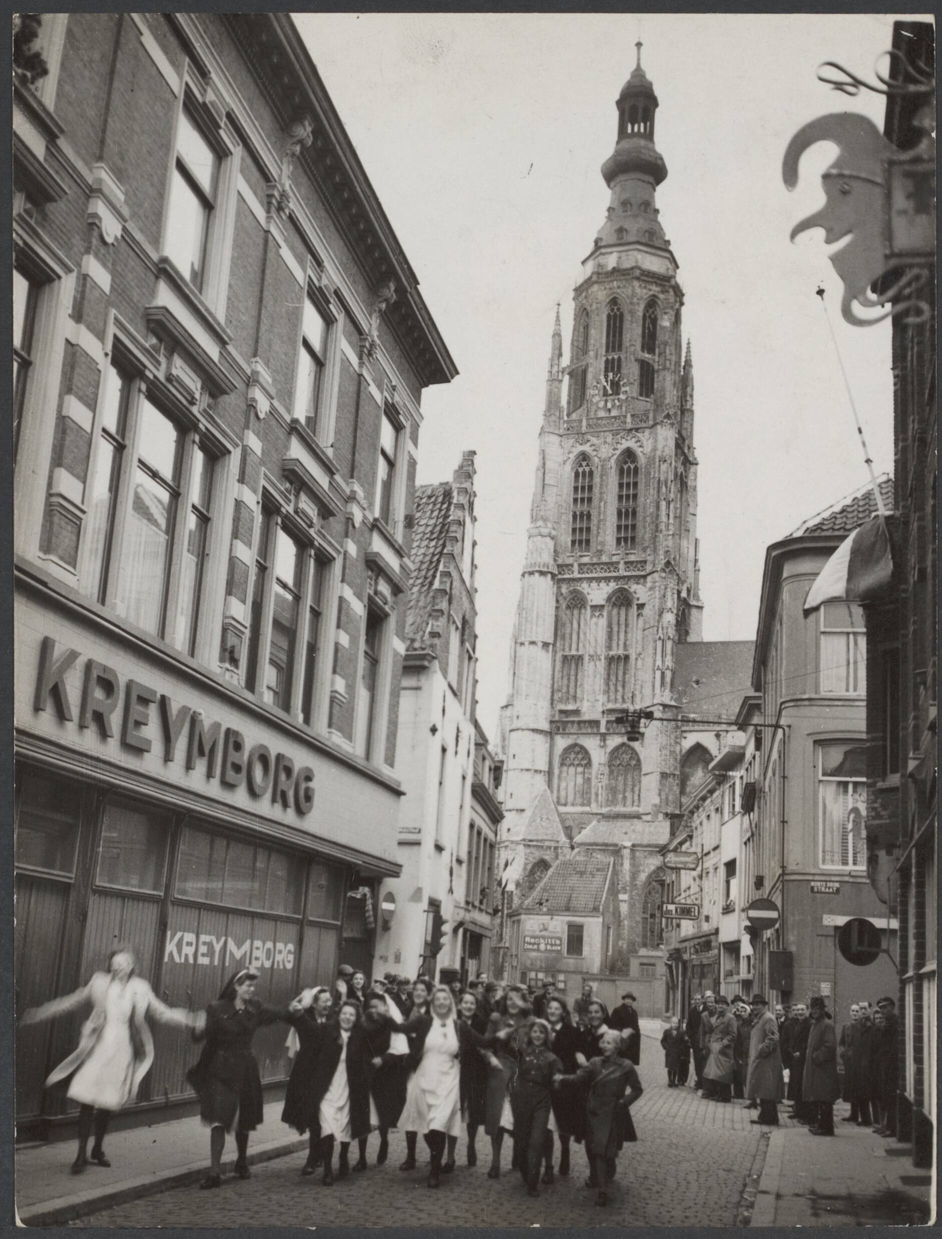 Bevrijding Nederland 1944 [bevat ook foto's uit 1945] — Poolse troepen bevrijden Breda. De bevolking danst van vreuge [Jonge vrouwen -waaronder verpleegsters - en meisjes rennen door de Torenstraat, op de achtergrond de OLV-toren] — Foto: New York Times / Rechtenvrij. Licentie: Set B: Rechtenvrij / Publiek Domein. Bron: Nationaal Archief. http://hdl.handle.net/10648/6ecc0732-bd12-c926-3c48-56342b76315b
