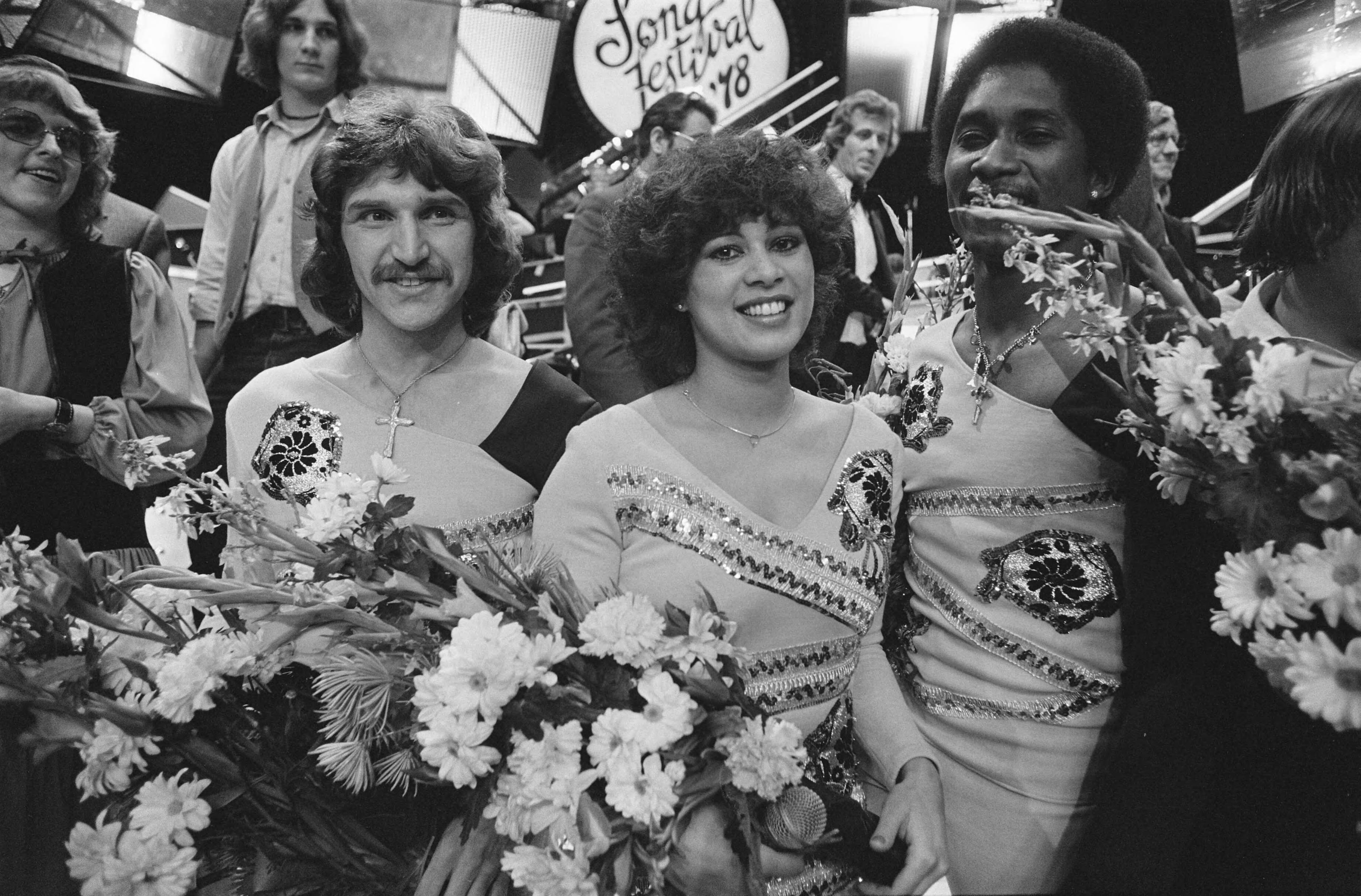 Fotocollectie Anefo — Nationaal Songfestival in Den Haag ; Harmony in de bloemen (close) — Foto: Suyk, Koen / Anefo. Licentie: Set B: Rechtenvrij / Publiek Domein. Bron: Nationaal Archief. http://hdl.handle.net/10648/acace996-d0b4-102d-bcf8-003048976d84