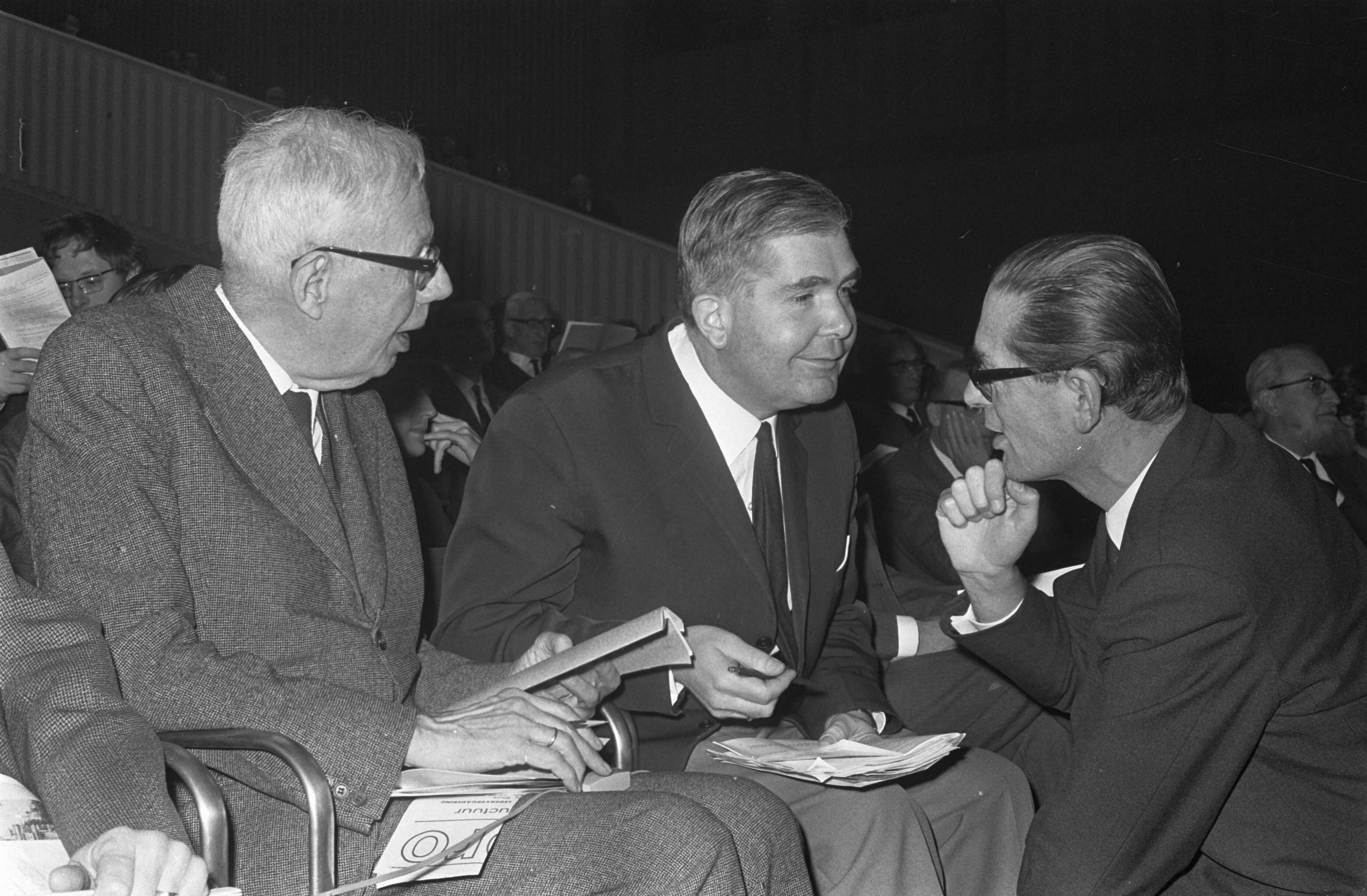 Fotocollectie Anefo — Algemene ledenvergadering VPRO in Congresgebouw Den Haag mr.dr. T. Vorstins Kruyff, ds. A.J. Roodzant en prof.dr. J. Sperna Weiland — Foto: Koch, Eric / Anefo. Licentie: Set B: Rechtenvrij / Publiek Domein. Bron: Nationaal Archief. http://hdl.handle.net/10648/ab58060c-d0b4-102d-bcf8-003048976d84