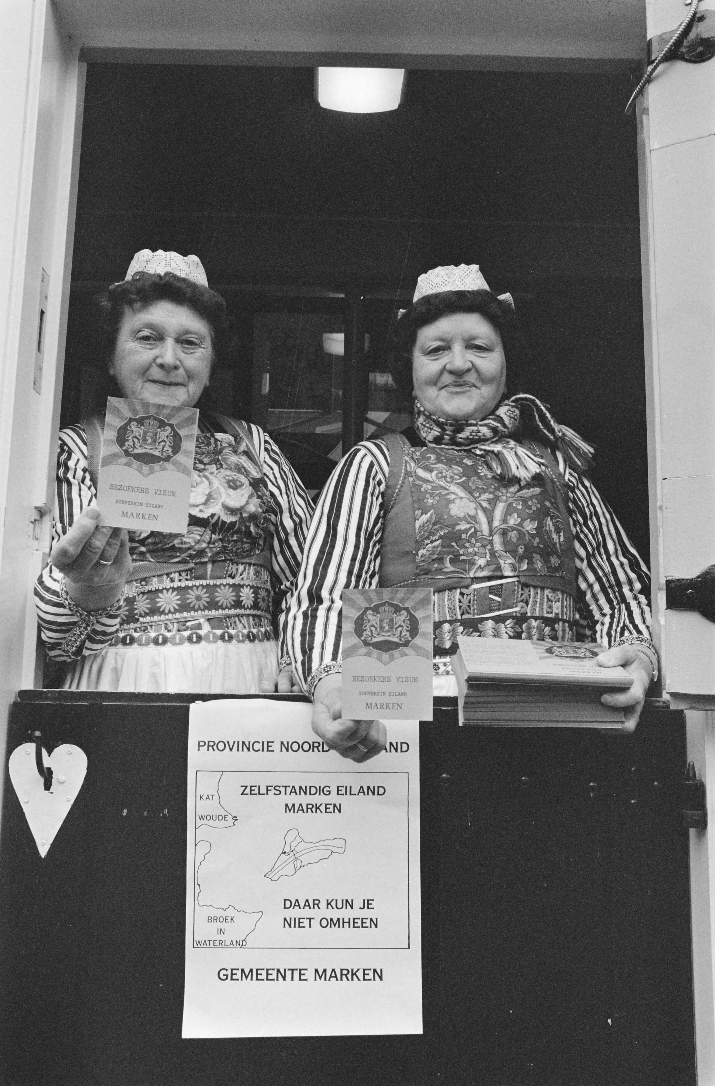 Fotocollectie Anefo — Actie op Marken tegen de gemeentelijke herindeling — Foto: Croes, Rob C. / Anefo. Licentie: Set B: Rechtenvrij / Publiek Domein. Bron: Nationaal Archief. http://hdl.handle.net/10648/ad726464-d0b4-102d-bcf8-003048976d84