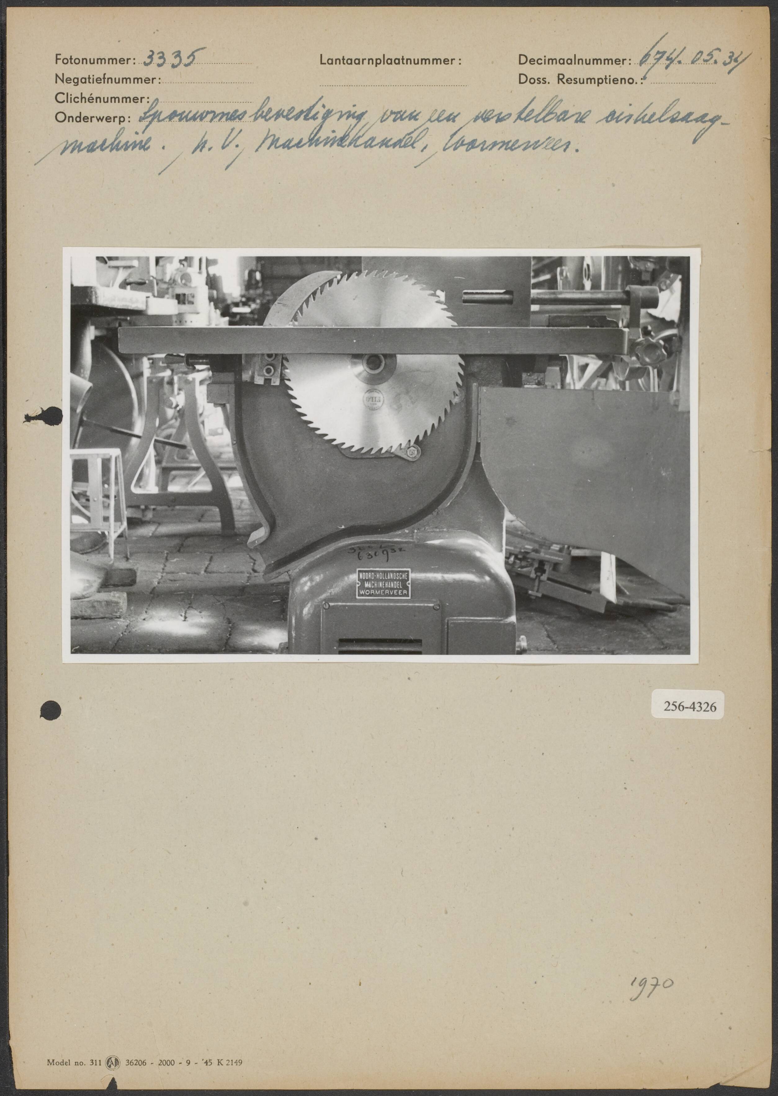 Spouwmesbevestiging — Spouwmesbevestiging van een verstelbare cirkelzaagmachine bij de NV Machinehandel te Wormerveer — Foto: Onbekend / Publiek Domein of Rechtenvrij. Licentie: Set B: Rechtenvrij / Publiek Domein. Bron: Nationaal Archief. http://hdl.handle.net/10648/b06b16c0-d0b4-102d-bcf8-003048976d84