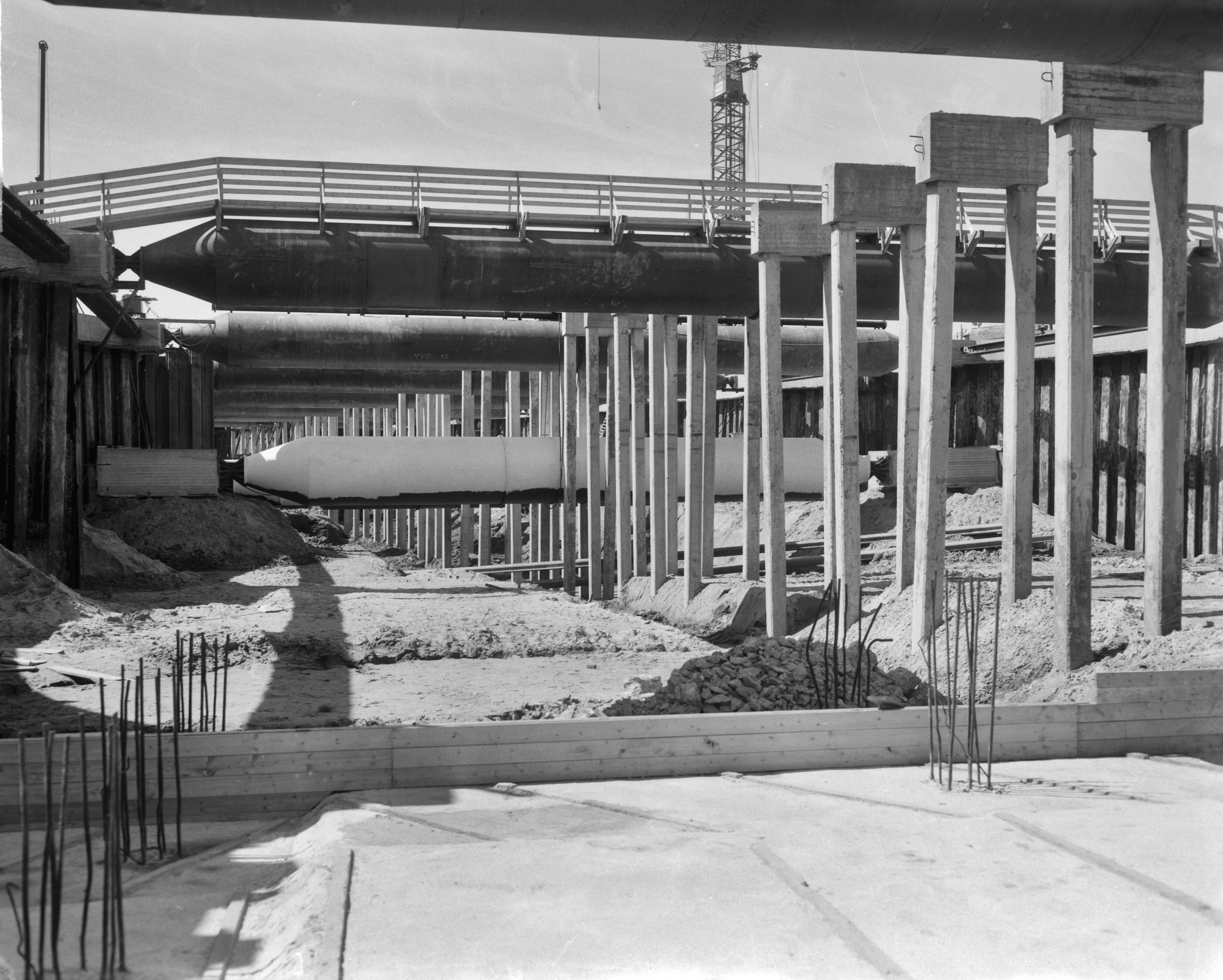 Fotocollectie Anefo — Bouw van de IJ-tunnel, noordelijke toegangsweg, Adelaarswegen te Amsterdam-Noord — Foto: Bilsen, Joop van / Anefo. Licentie: Set B: Rechtenvrij / Publiek Domein. Bron: Nationaal Archief. http://hdl.handle.net/10648/aa3a5b4e-d0b4-102d-bcf8-003048976d84