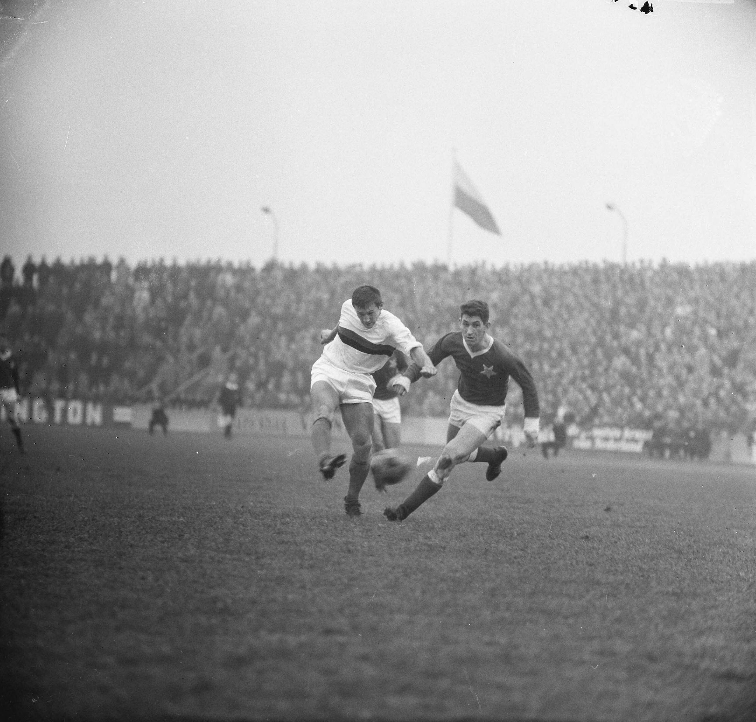 Fotocollectie Anefo — Voetbal. MVV tegen DWS 2-0. Spelmoment, Frans Geurtsen in duel met Giel Haenen (MVV) — Foto: Nijs, Jac. de / Anefo. Licentie: Set B: Rechtenvrij / Publiek Domein. Bron: Nationaal Archief. http://hdl.handle.net/10648/aa8400dc-d0b4-102d-bcf8-003048976d84