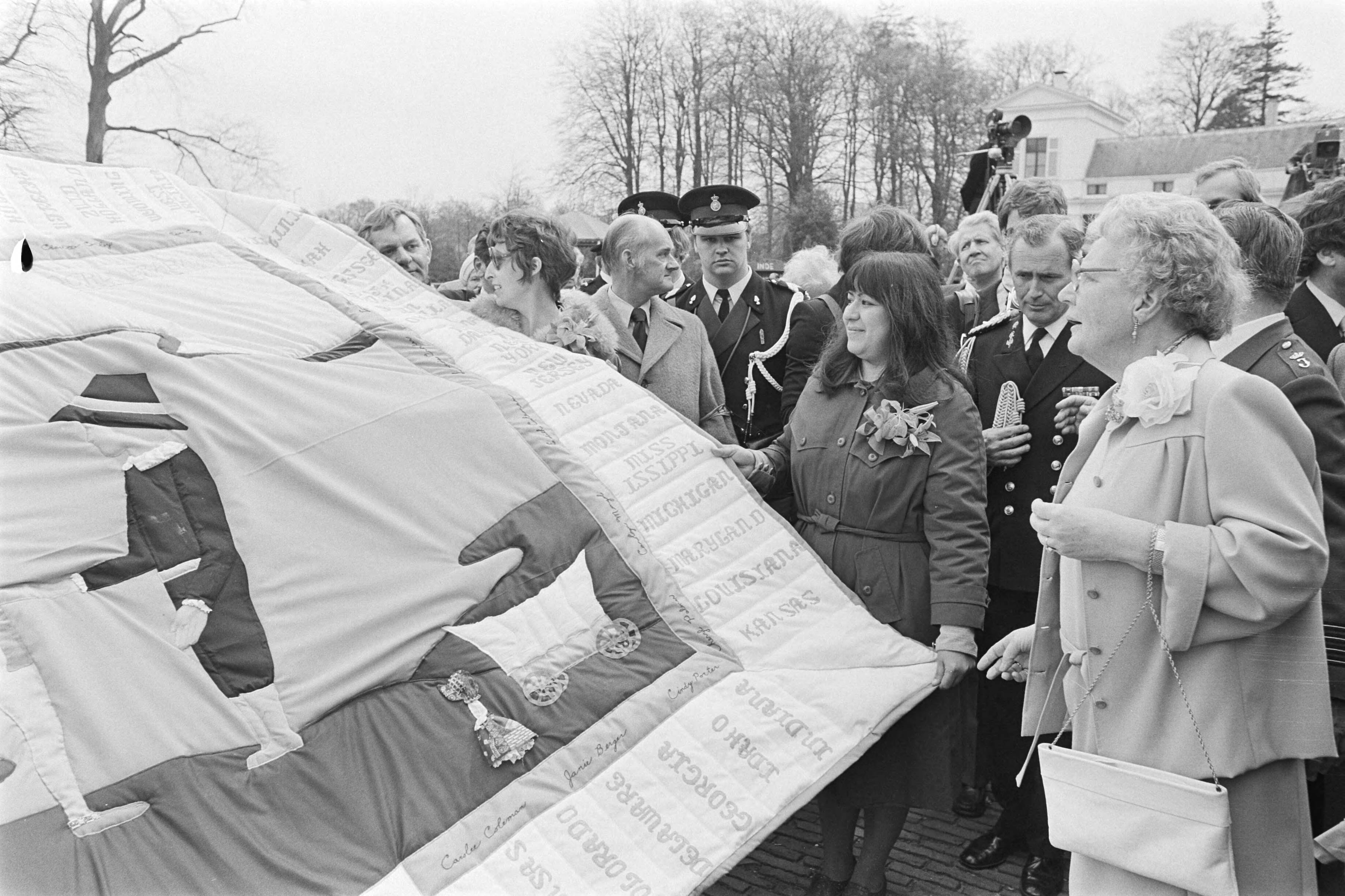 Koninginnedag 1977, defile Soestdijk — Defile Soestdijk; gebeuren in Paleistuin — Foto: Peters, Hans / Anefo. Licentie: Set B: Rechtenvrij / Publiek Domein. Bron: Nationaal Archief. http://hdl.handle.net/10648/ac9af6d2-d0b4-102d-bcf8-003048976d84