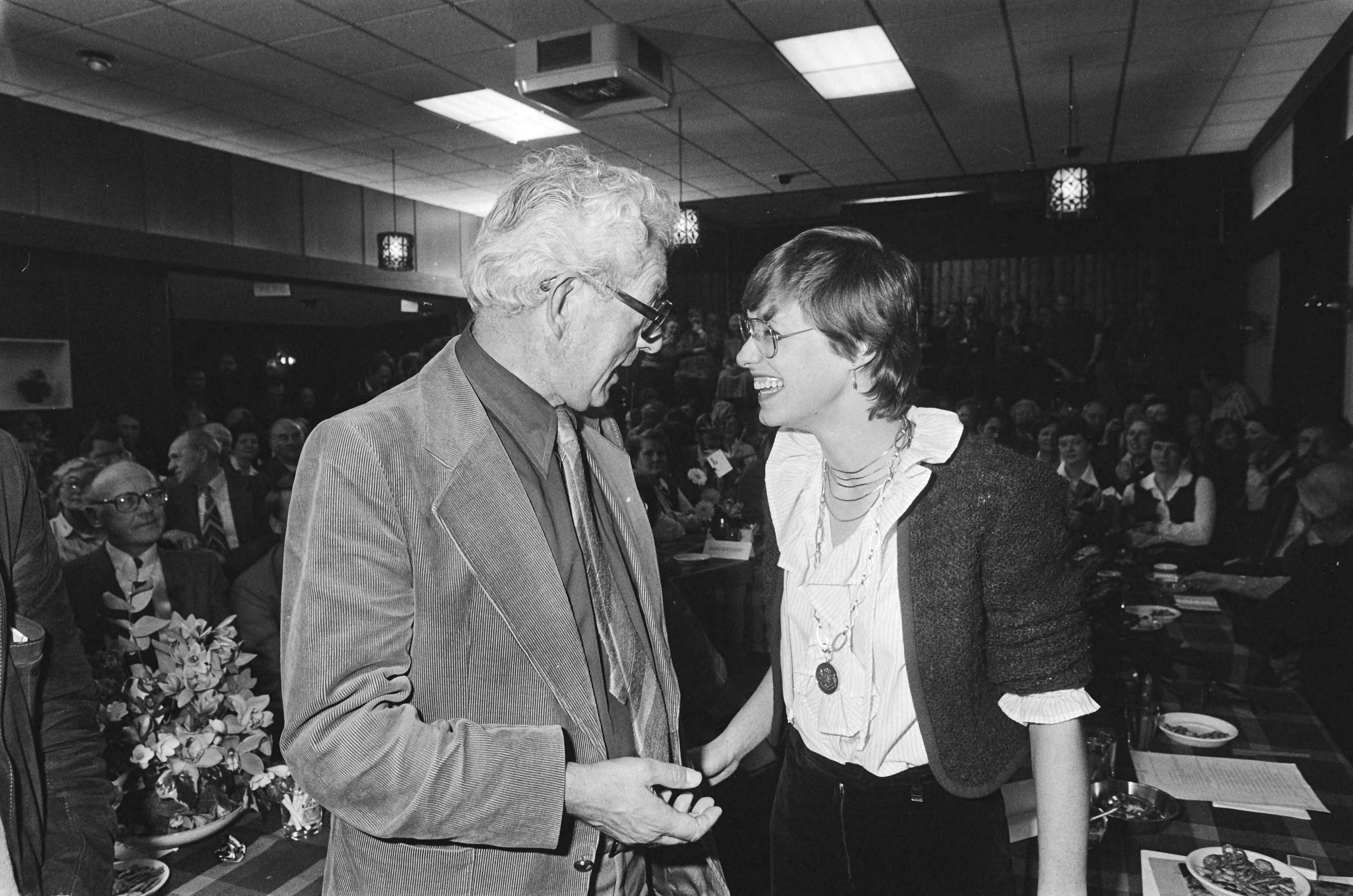 Eerste communistische burgemeester in Nederland — Mevrouw H. Jagersma wordt als eerste communistische burgemeester in Nederland in Beerta (Groningen) geïnstalleerd. Mevrouw Jagersma wordt gefeliciteerd door Marcus Bakker — Foto: Dijk, Hans van / Anefo. Licentie: Set B: Rechtenvrij / Publiek Domein. Bron: Nationaal Archief. http://hdl.handle.net/10648/ad14563a-d0b4-102d-bcf8-003048976d84
