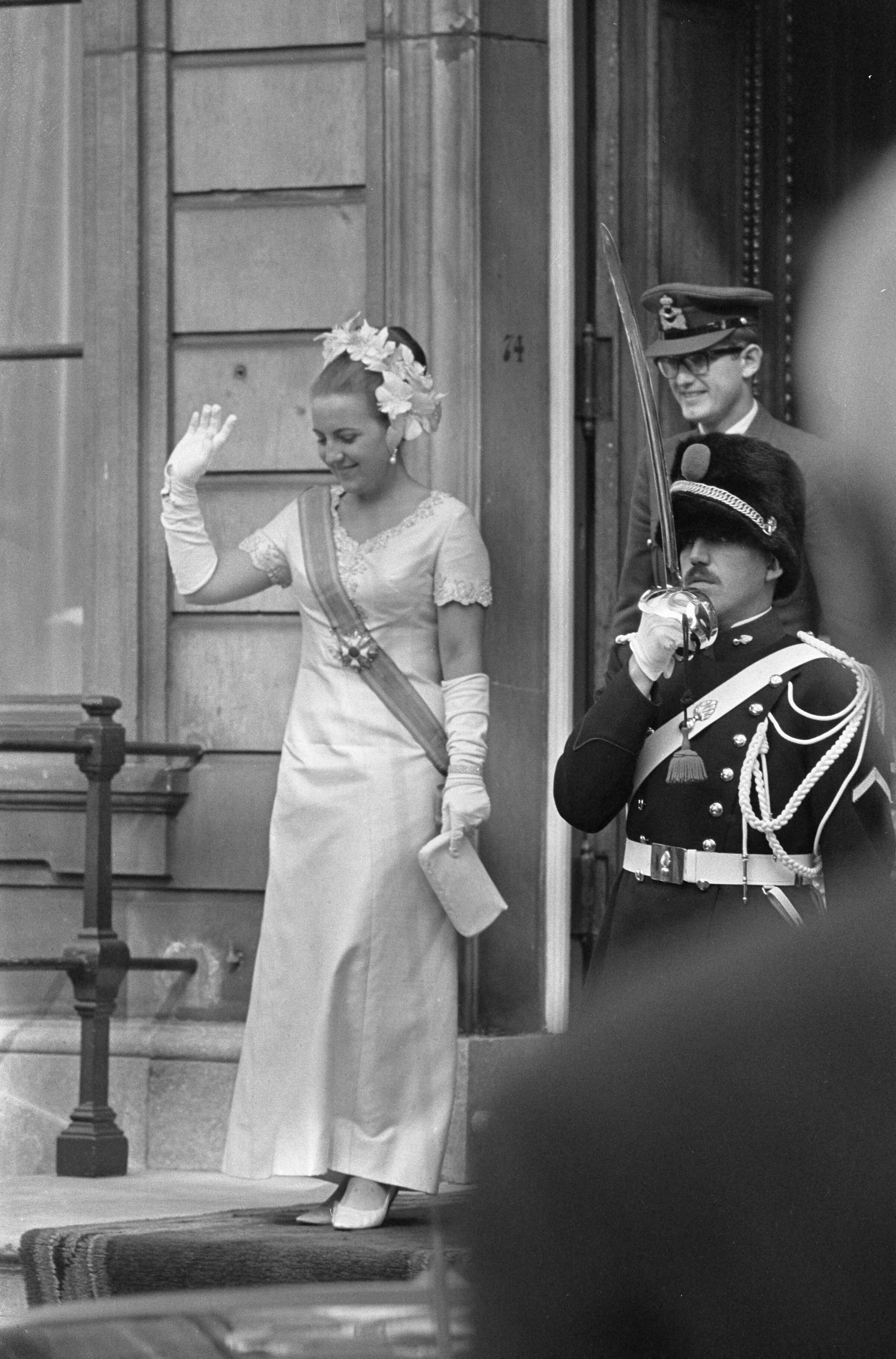 Prinsjesdag 1966 in Den Haag — Prinses Margriet en Pieter van Vollenhoven verlaten Paleis Lange Voorhout — Foto: Fotograaf Onbekend / Anefo. Licentie: Set B: Rechtenvrij / Publiek Domein. Bron: Nationaal Archief. http://hdl.handle.net/10648/aafd3bfa-d0b4-102d-bcf8-003048976d84