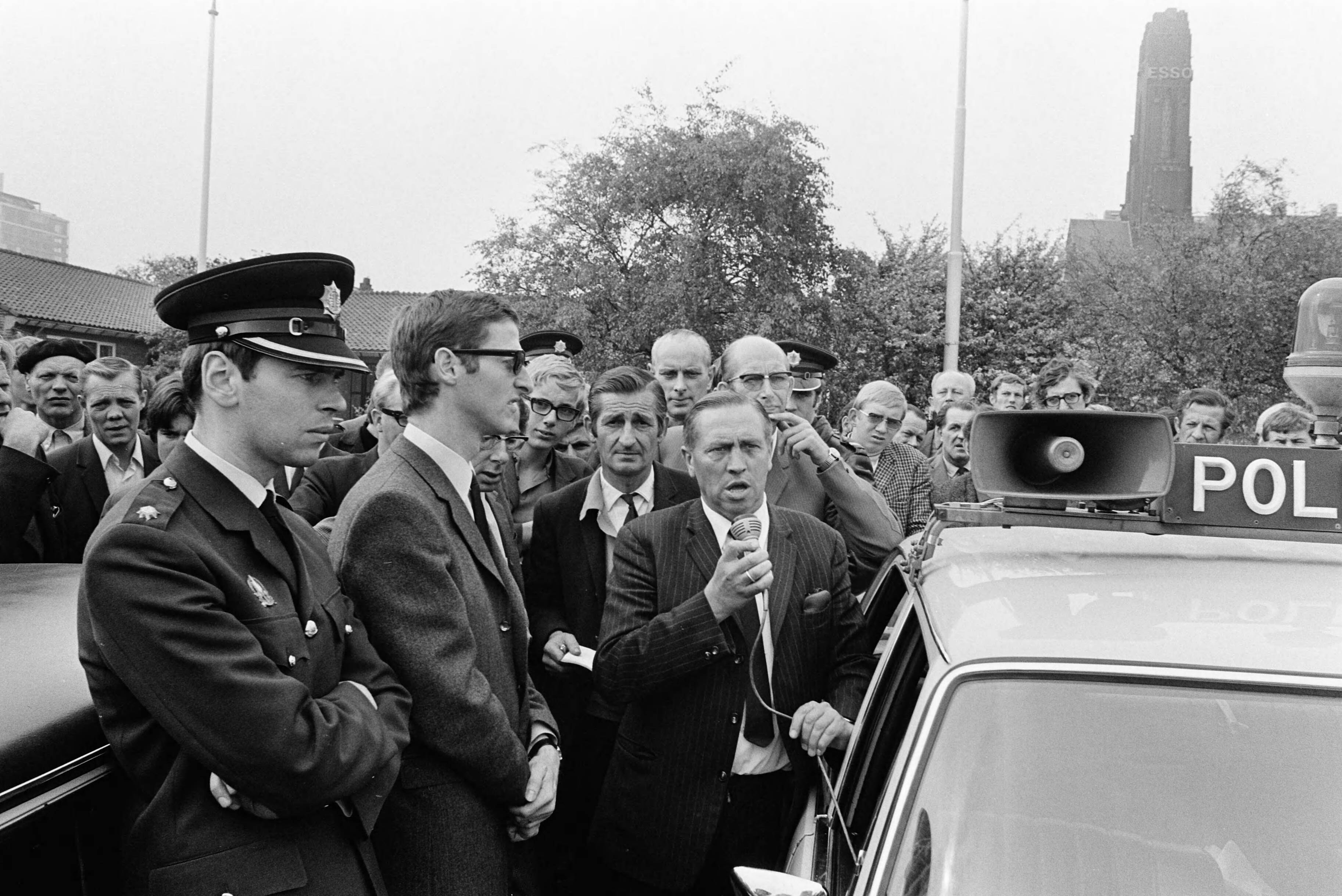 Fotocollectie Anefo — Arbeiders staken bij Werkspoor-Utrecht i.v.m. moeilijke positie van het bedrijf; werkspoorarbeiders op Malieveld, Den Haag , met bord — Foto: Evers, Joost / Anefo. Licentie: Set B: Rechtenvrij / Publiek Domein. Bron: Nationaal Archief. http://hdl.handle.net/10648/ab98465e-d0b4-102d-bcf8-003048976d84