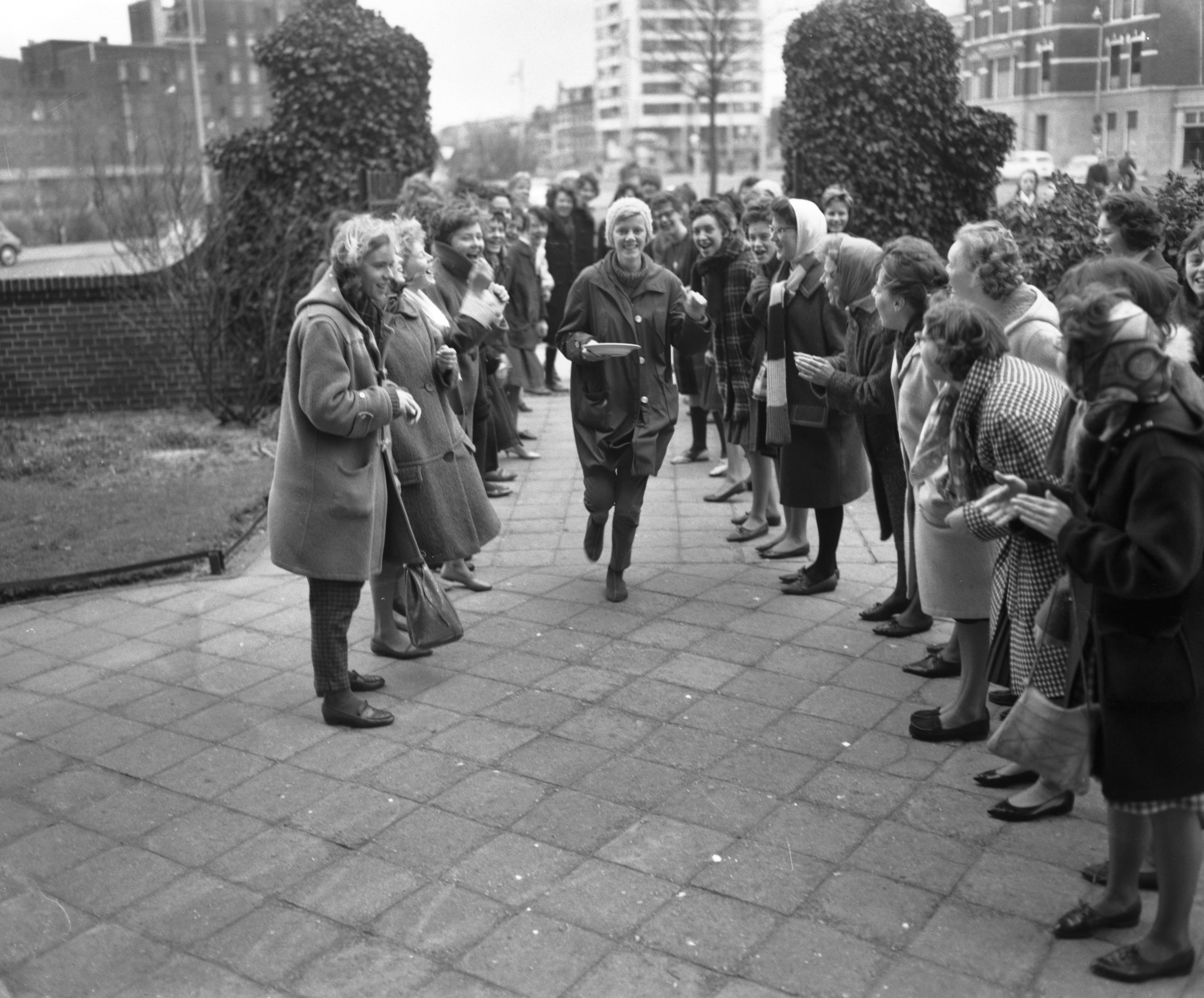 Fotocollectie Anefo — Pannekoeken tijdrace t.g.v. 25 jarig bestaan van de leerlingen-vereniging "Vesta" van de Christelijke Huishoudschool te Den Haag — Foto: Bilsen, Joop van / Anefo. Licentie: Set B: Rechtenvrij / Publiek Domein. Bron: Nationaal Archief. http://hdl.handle.net/10648/a9feb54e-d0b4-102d-bcf8-003048976d84