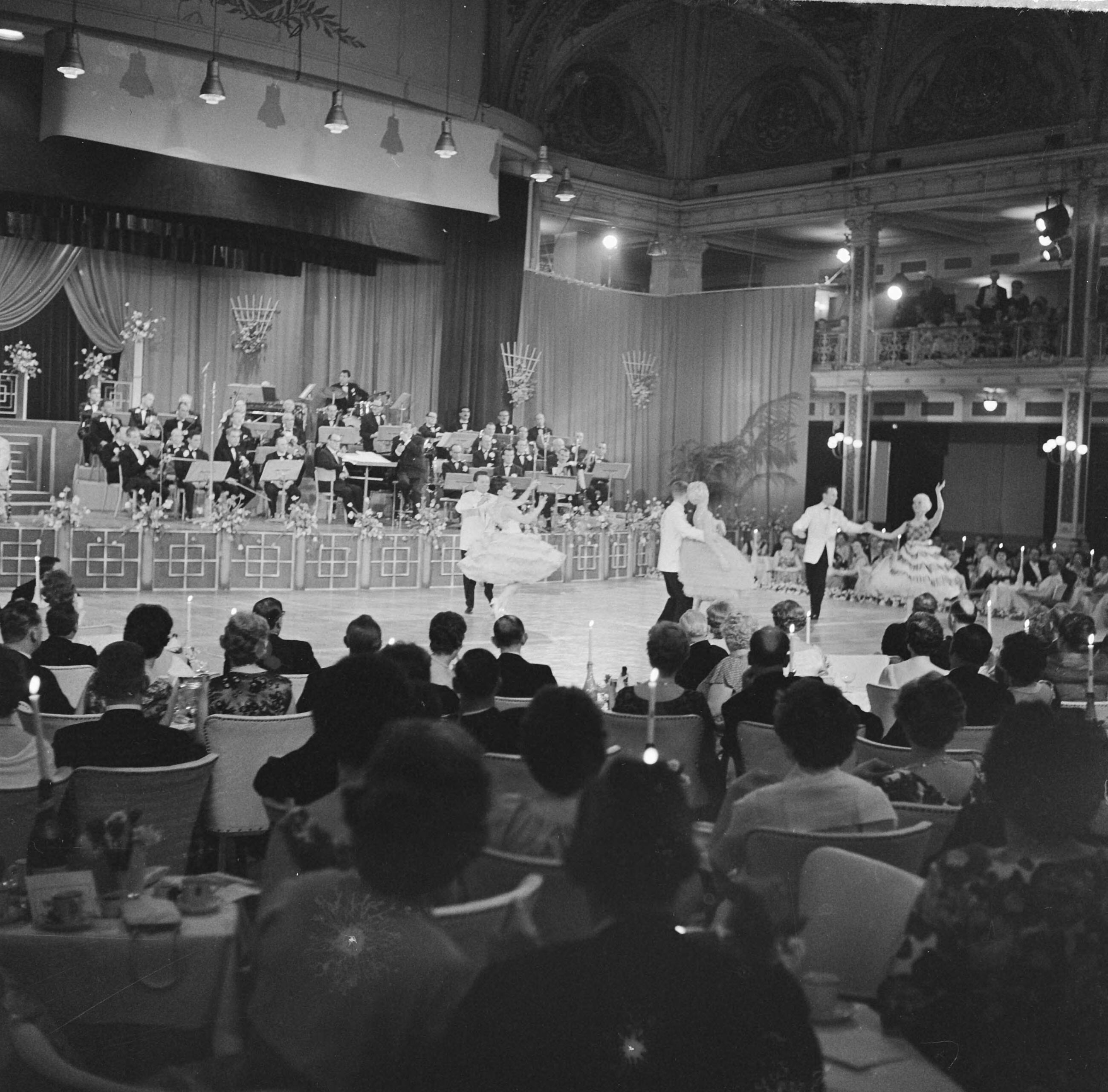 Fotocollectie Anefo — Avro's Europees Danstoernooi in het Kurhaus te Scheveningen — Foto: Behrens, Herbert F. / Anefo. Licentie: Set B: Rechtenvrij / Publiek Domein. Bron: Nationaal Archief. http://hdl.handle.net/10648/a9d14424-d0b4-102d-bcf8-003048976d84