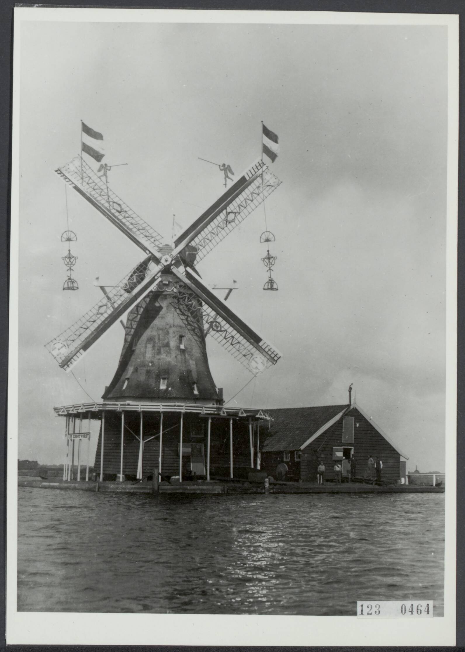Fotocollectie Rijksvoorlichtingsdienst Eigen — Versierde molen [Molen "De Grootvorst", Zaandam-Oost] — Foto: Onbekend / Publiek Domein of Rechtenvrij. Licentie: Set B: Rechtenvrij / Publiek Domein. Bron: Nationaal Archief. http://hdl.handle.net/10648/af2dfeda-d0b4-102d-bcf8-003048976d84