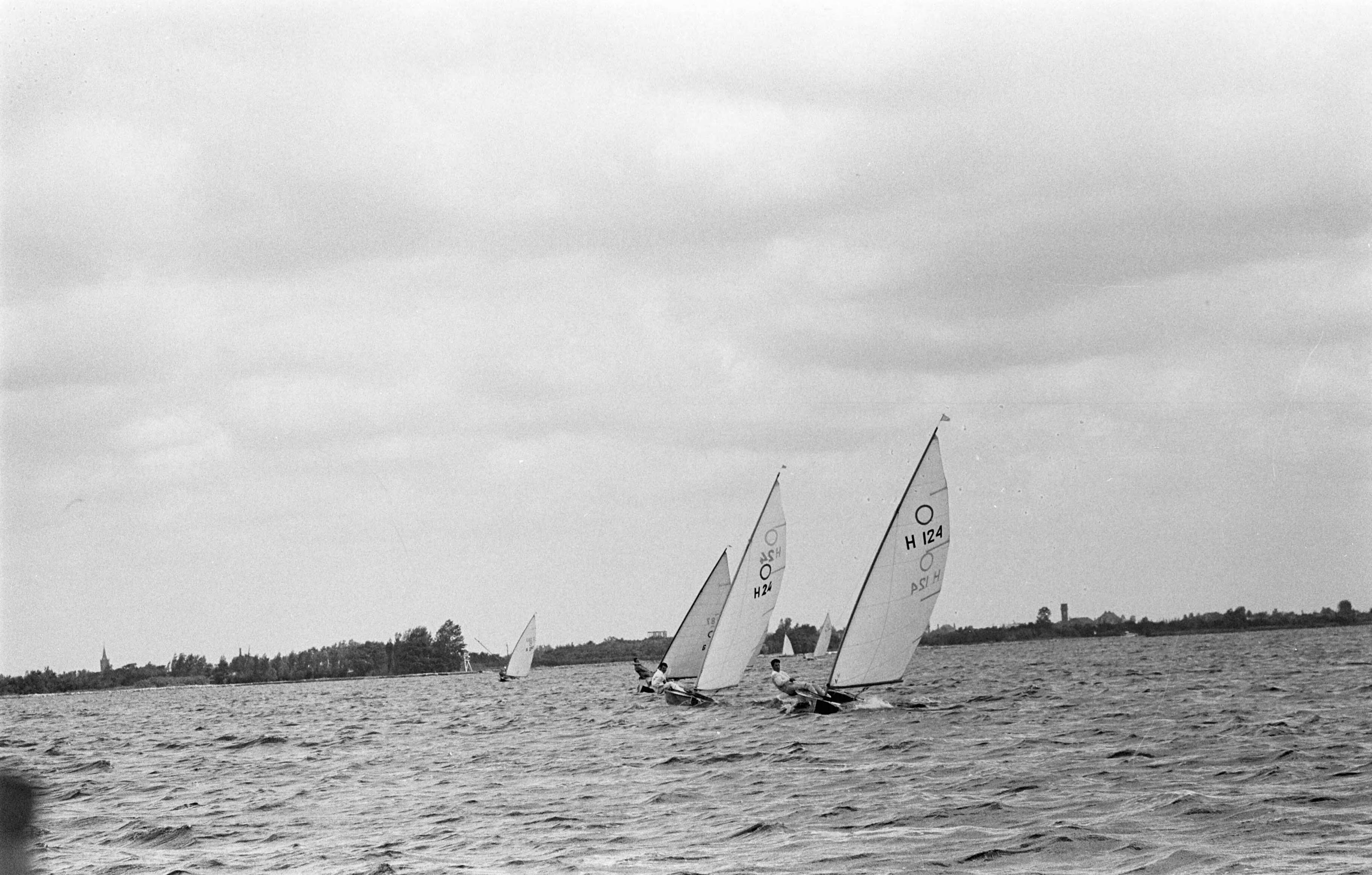 Fotocollectie Anefo — Europese Kampioenschappen Olympiajollen (O-Jol) op de Westeinderplassen — Foto: Bilsen, Joop van / Anefo. Licentie: Set B: Rechtenvrij / Publiek Domein. Bron: Nationaal Archief. http://hdl.handle.net/10648/aa0dd0b0-d0b4-102d-bcf8-003048976d84
