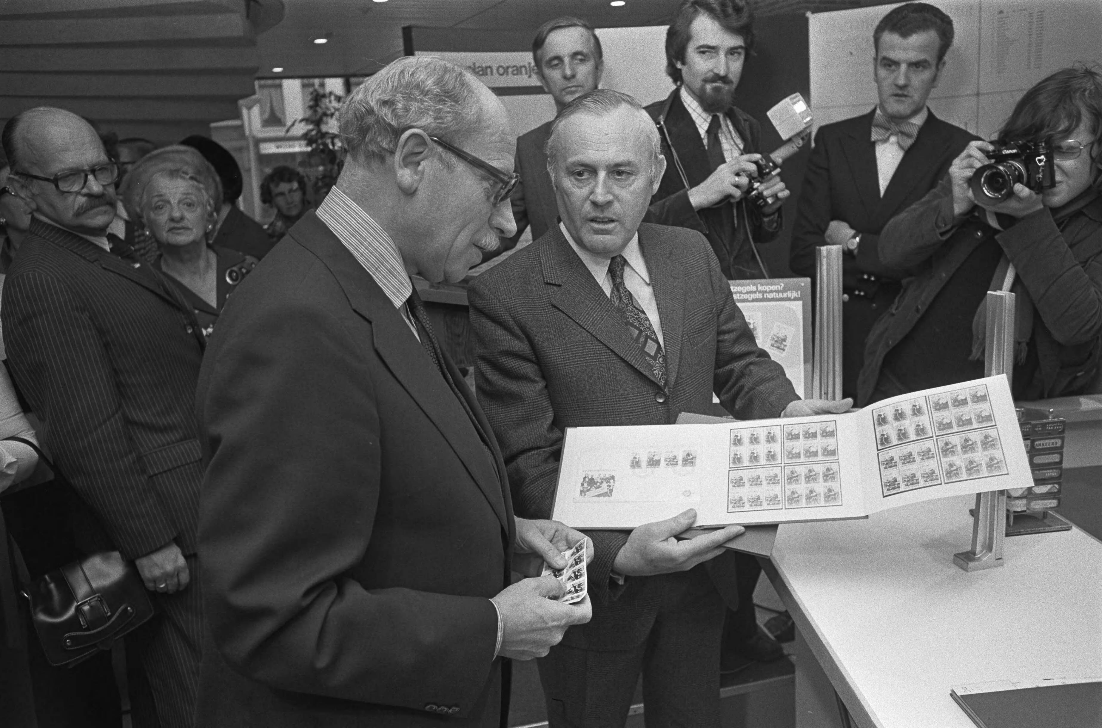 Fotocollectie Anefo — Minister Van Doorn (CRM) start kinderpostzegelactie in Den Haag ; nr. 10 Leenman (dir. PTT) (r) geeft Van Doorn de complete serie zegels — Foto: Croes, Rob C. / Anefo. Licentie: Set B: Rechtenvrij / Publiek Domein. Bron: Nationaal Archief. http://hdl.handle.net/10648/ac5a4dbc-d0b4-102d-bcf8-003048976d84