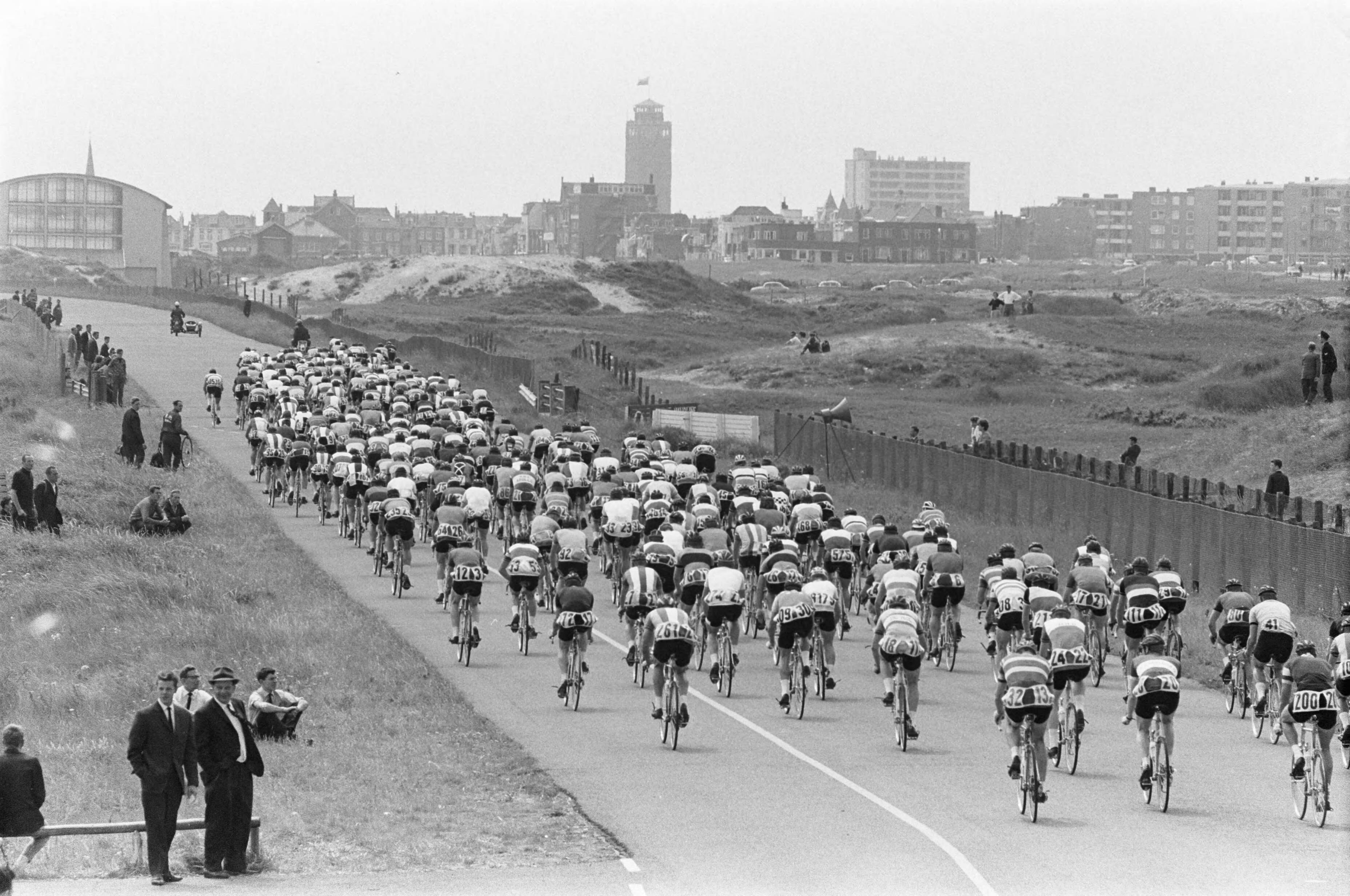 NK Wielrennen 1963 — Nederlands kampioenschap wielrennen op de weg op Circuit Zandvoort. Het rennersveld — Foto: Pot, Harry / Anefo. Licentie: Set B: Rechtenvrij / Publiek Domein. Bron: Nationaal Archief. http://hdl.handle.net/10648/aa3f320e-d0b4-102d-bcf8-003048976d84