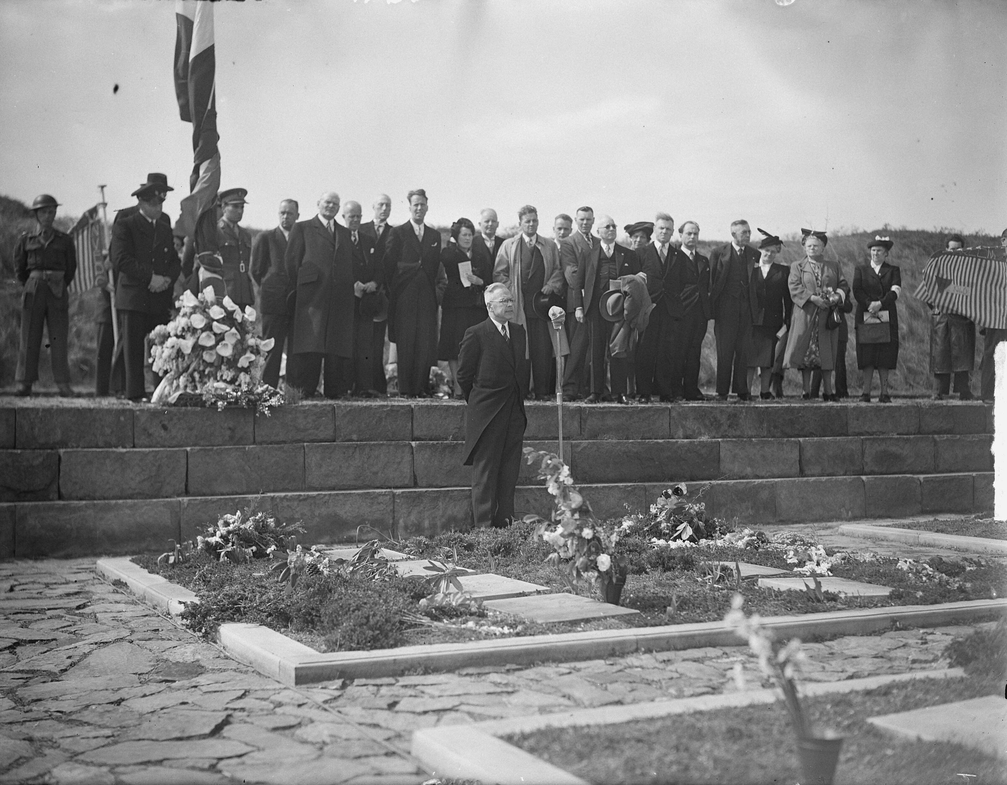 Fotocollectie Anefo — Stille tocht naar Overveen, Dr. Bos spreekt — Foto: Nijs, Jac. de / Anefo. Licentie: Set B: Rechtenvrij / Publiek Domein. Bron: Nationaal Archief. http://hdl.handle.net/10648/a8d82e66-d0b4-102d-bcf8-003048976d84