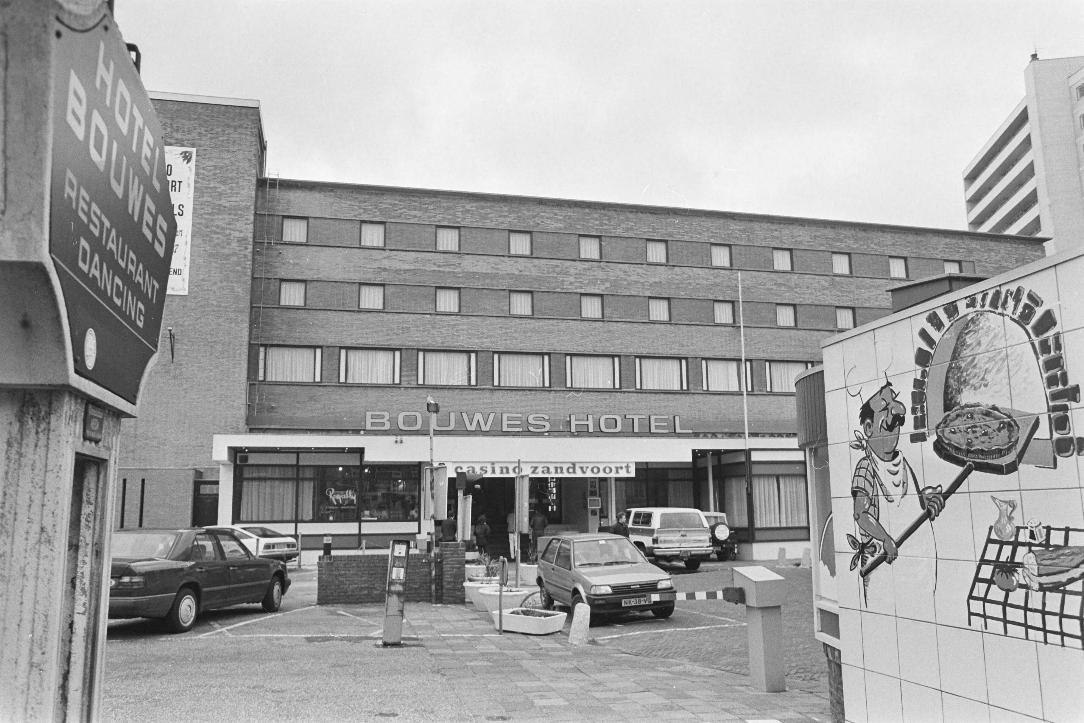Fotocollectie Anefo — Executieverkoop inventaris Hotel Restaurant Bouwes in Zandvoort; exterieur Hotel Bouwes — Foto: Croes, Rob C. / Anefo. Licentie: Set B: Rechtenvrij / Publiek Domein. Bron: Nationaal Archief. http://hdl.handle.net/10648/ad5ac048-d0b4-102d-bcf8-003048976d84