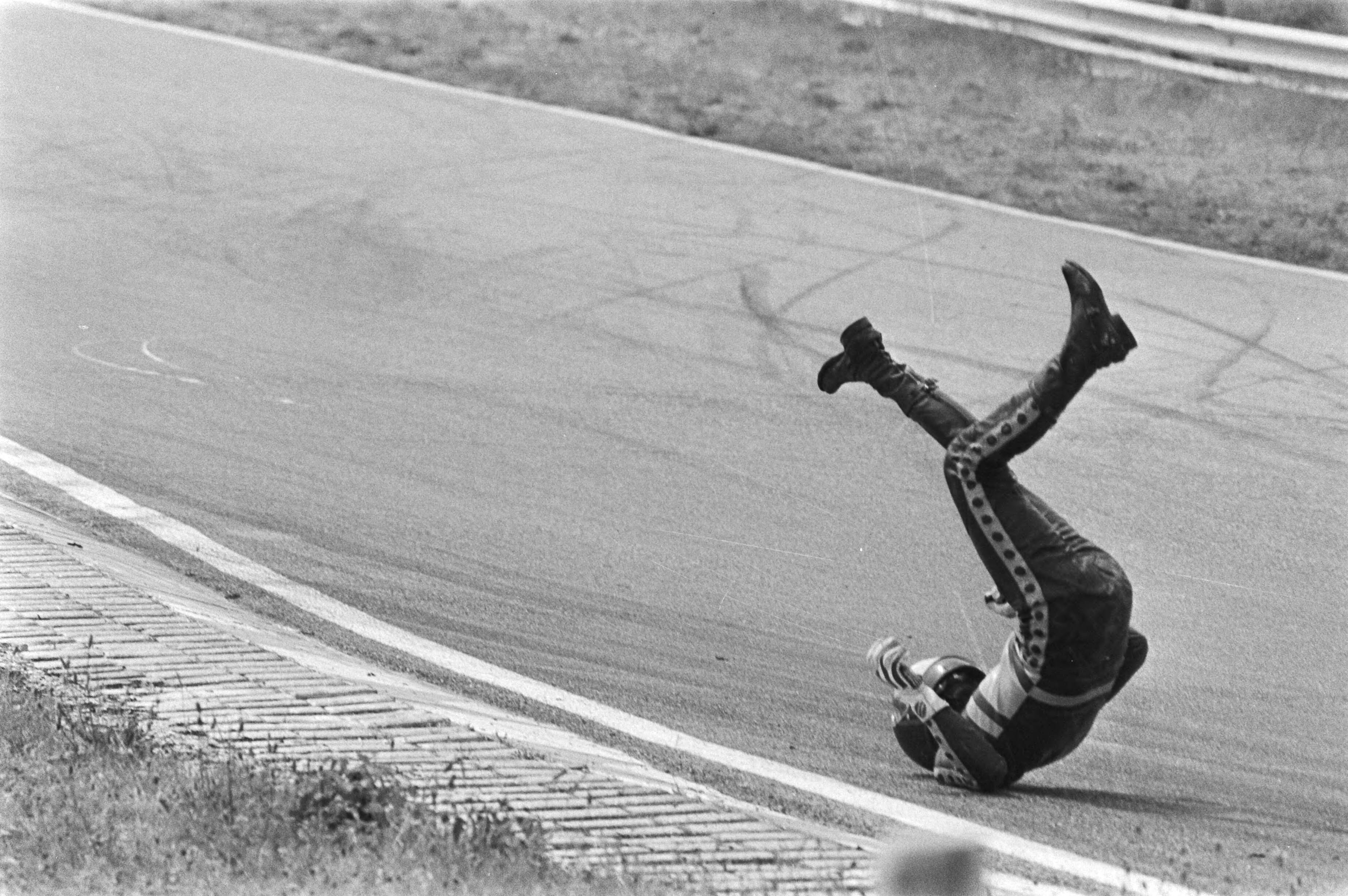 Fotocollectie Anefo — Motorraces Zandvoort, meetellend voor Nederlandse kampioenschappen; val Frans Lingbeek in 125cc — Foto: Suyk, Koen / Anefo. Licentie: Set B: Rechtenvrij / Publiek Domein. Bron: Nationaal Archief. http://hdl.handle.net/10648/acb53498-d0b4-102d-bcf8-003048976d84