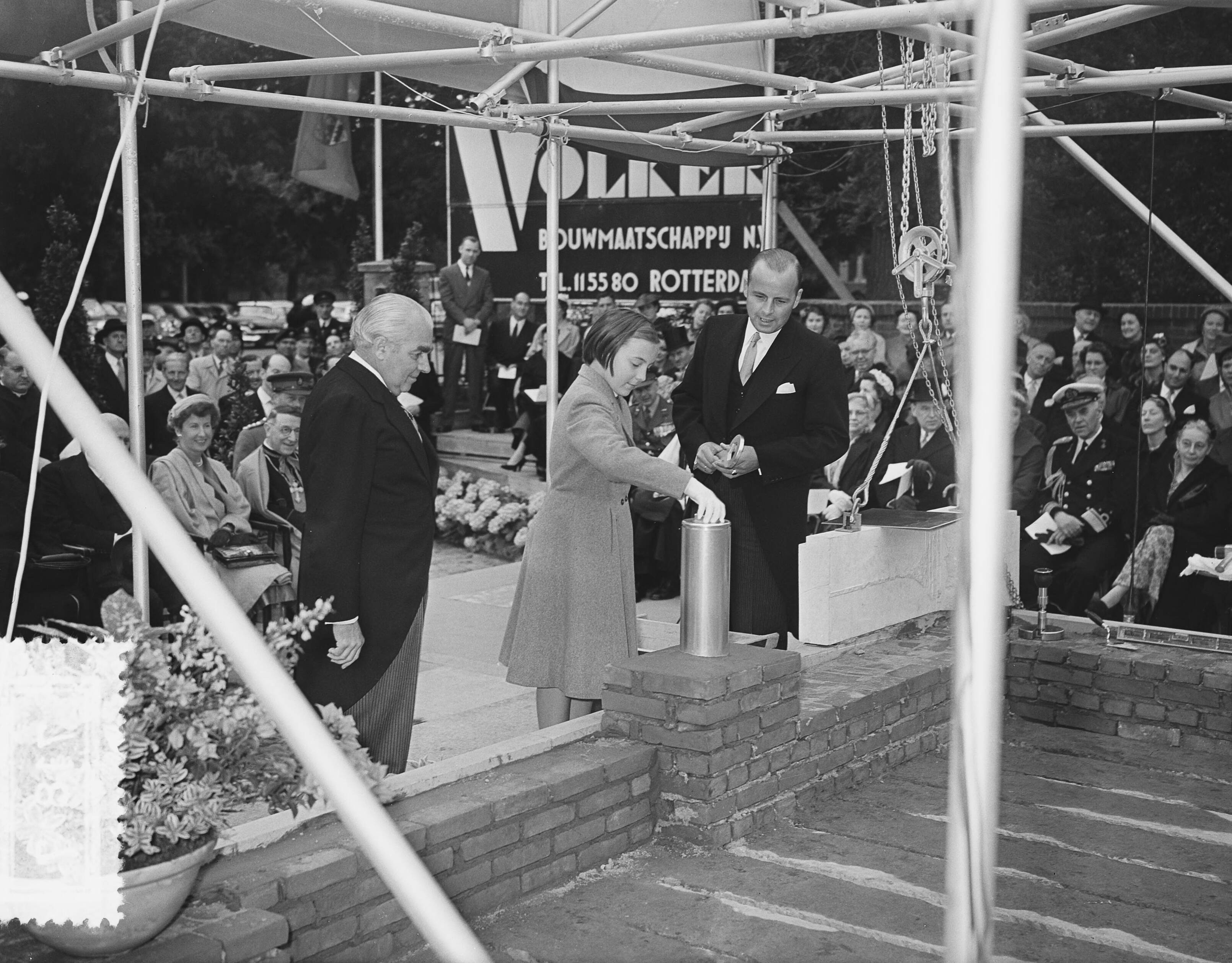 Prinses Margriet legt eerste steen van het nieuwe gebouw van de kanselarij van de Canadese ambassade te Den Haag — Prinses Margriet legt eerste steen van het nieuw gebouw van kanselarij van de Canadese ambassade te Den Haag, geassisteerd door ambassadeur Thomas A. Stone (l) en ir F. Brouwer, directeur van de bouwmaatschappij — Foto: Bilsen, Joop van / Anefo. Licentie: Set B: Rechtenvrij / Publiek Domein. Bron: Nationaal Archief. http://hdl.handle.net/10648/a9369ea6-d0b4-102d-bcf8-003048976d84