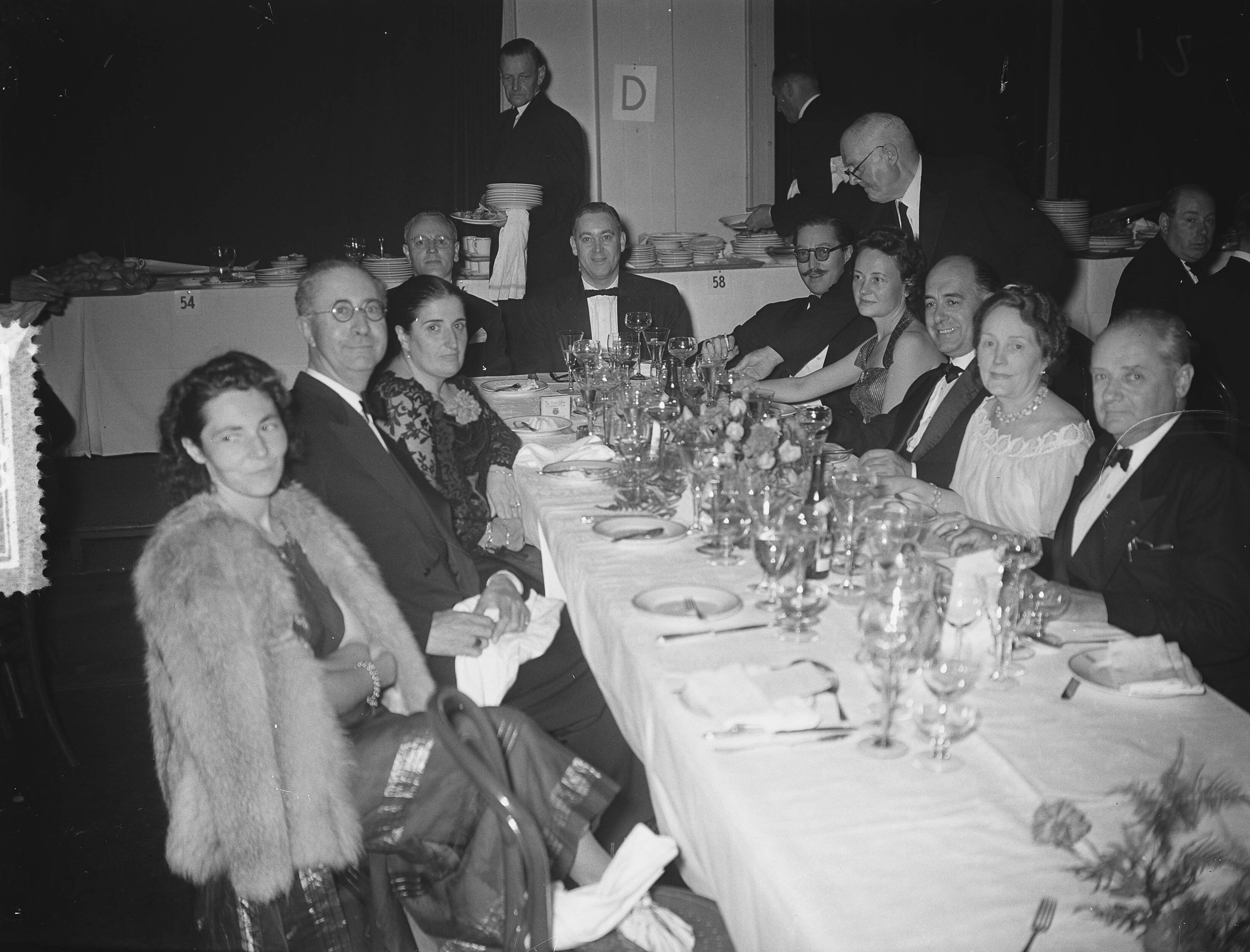 Fotocollectie Anefo — Congres zee-assuradeuren Den Haag , hoofdtafel — Foto: Bilsen, Joop van / Anefo. Licentie: Set B: Rechtenvrij / Publiek Domein. Bron: Nationaal Archief. http://hdl.handle.net/10648/a9295cd2-d0b4-102d-bcf8-003048976d84