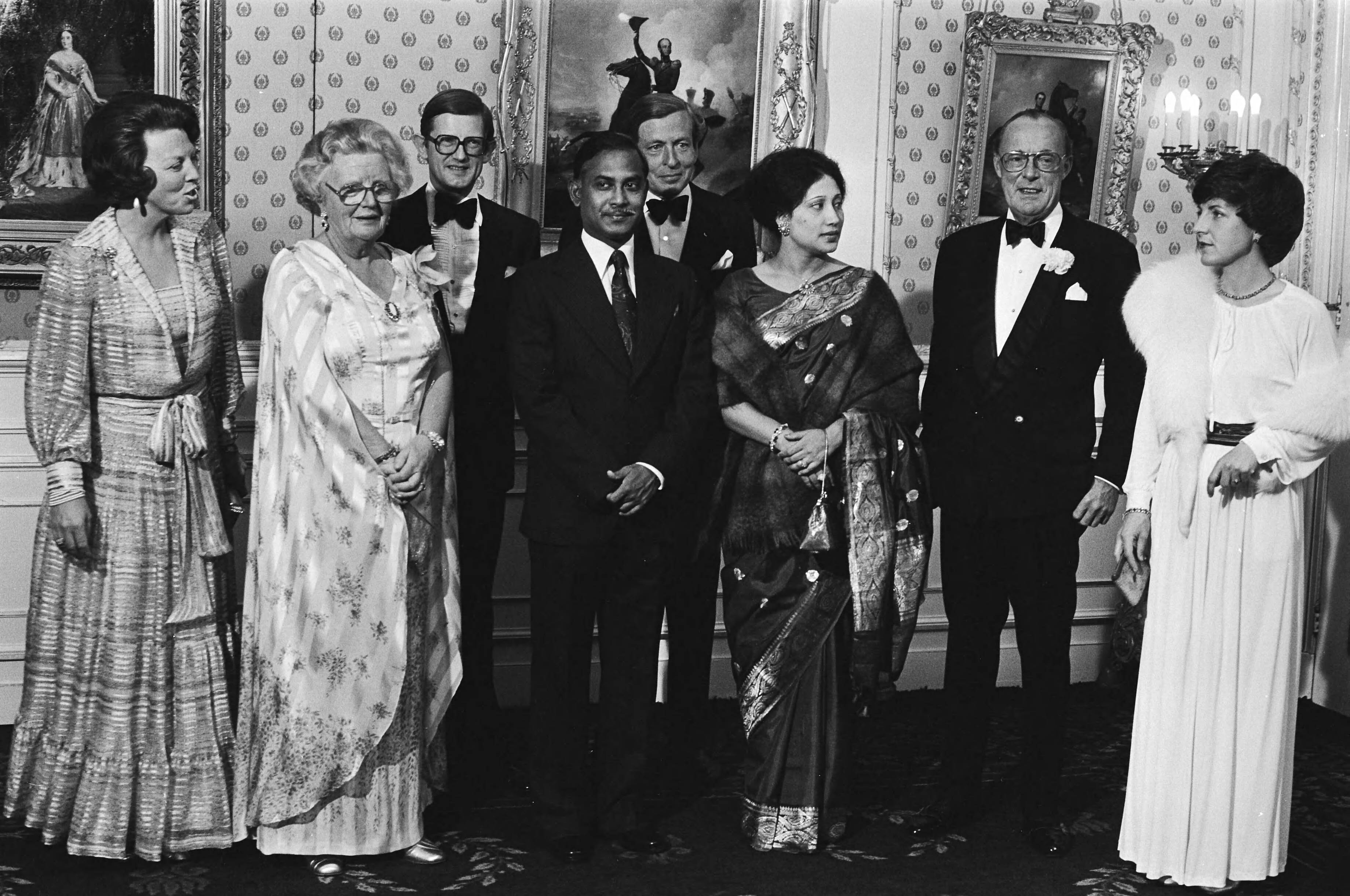 President Ziaur Rahman van Bangladesh en echtgenote in het land — Statiefoto op paleis Soestdijk. V.l.n.r. Beatrix, H.M., van Vollenhoven, Ziaur Rahman, Claus, Mw. Begem Ziaur Rahman, Bernhard en Margriet — Foto: Suyk, Koen / Anefo. Licentie: Set B: Rechtenvrij / Publiek Domein. Bron: Nationaal Archief. http://hdl.handle.net/10648/acc88f70-d0b4-102d-bcf8-003048976d84
