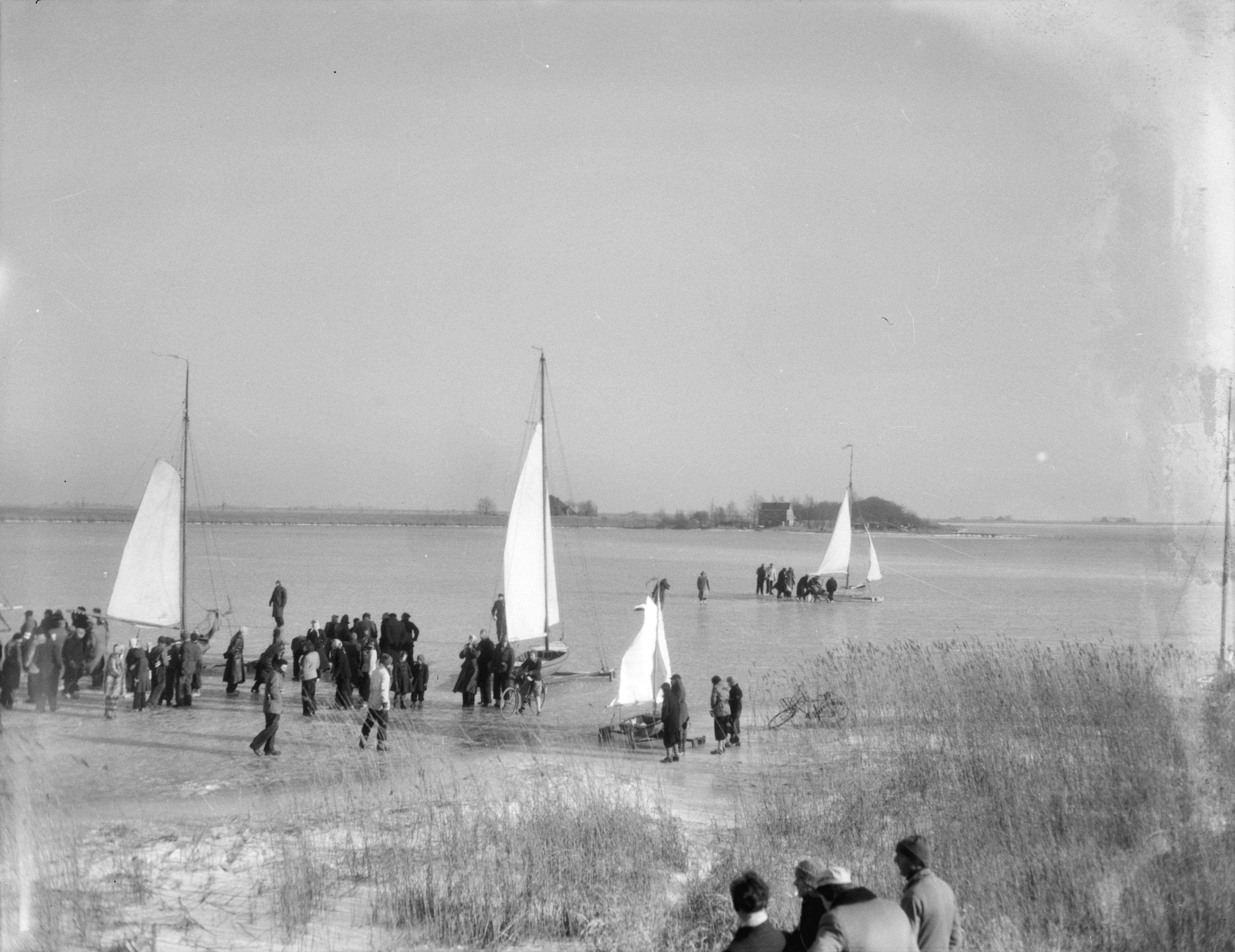 Fotocollectie Anefo — IJszeilen op Gouwzee bij Monnickendam. finish — Foto: Behrens, Herbert F. / Anefo. Licentie: Set B: Rechtenvrij / Publiek Domein. Bron: Nationaal Archief. http://hdl.handle.net/10648/a91c7c6a-d0b4-102d-bcf8-003048976d84