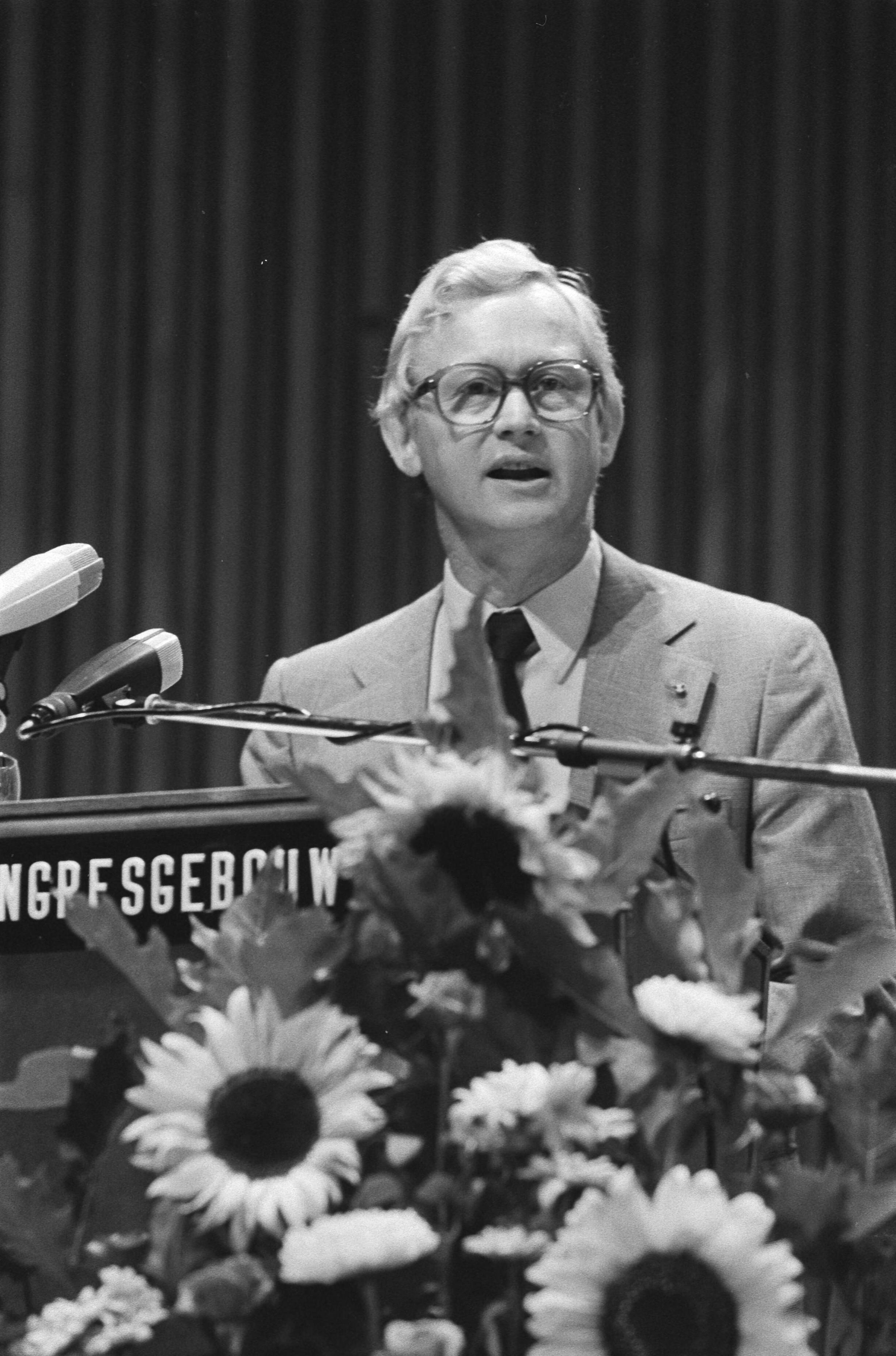 Het eerste CDA-congres te Den Haag — Andriessen tijdens zijn rede — Foto: Mieremet, Rob / Anefo. Licentie: Set B: Rechtenvrij / Publiek Domein. Bron: Nationaal Archief. http://hdl.handle.net/10648/ac708140-d0b4-102d-bcf8-003048976d84