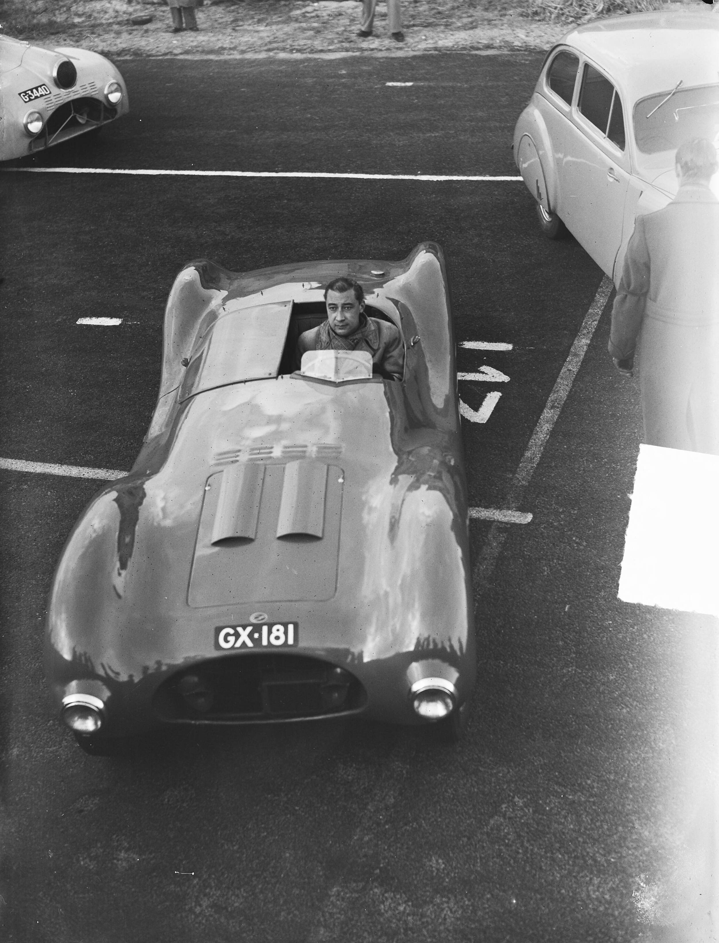 Circuit Zandvoort snelheidsrecords — Circuit Zandvoort snelheidsrecords. Maus Gatsonides in een door hemzelf ontworpen race-auto: de Gatso-1500 — Foto: Oorschot, […] van / Anefo. Licentie: Set B: Rechtenvrij / Publiek Domein. Bron: Nationaal Archief. http://hdl.handle.net/10648/a8d1280a-d0b4-102d-bcf8-003048976d84