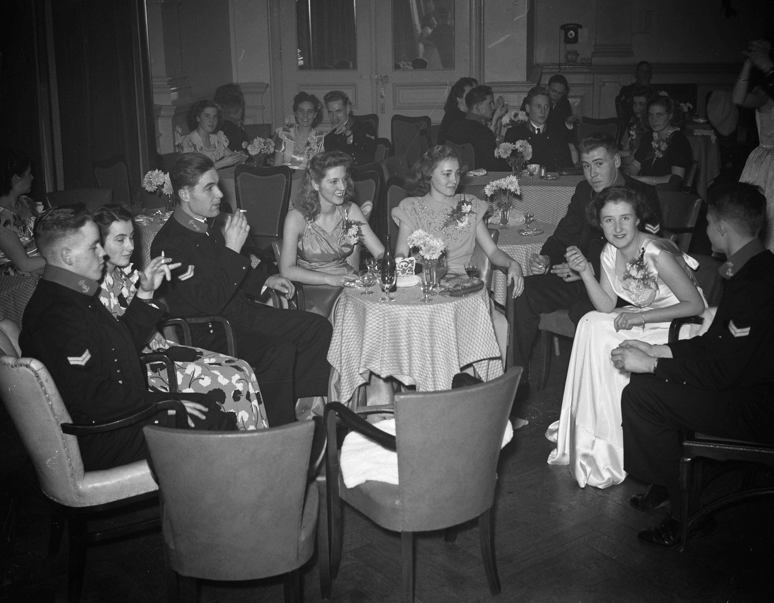 Fotocollectie Anefo — Bal adelborsten in het Kurhaus te Scheveningen @ — Foto: Merk, Ben / Anefo. Licentie: Set B: Rechtenvrij / Publiek Domein. Bron: Nationaal Archief. http://hdl.handle.net/10648/a8c1858a-d0b4-102d-bcf8-003048976d84