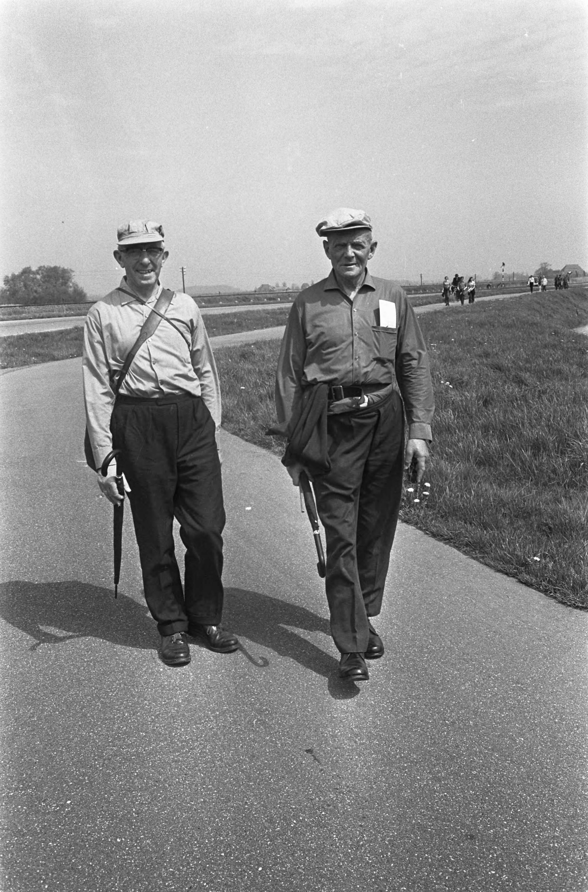 Fotocollectie Anefo — 5 daagse Elfstedentocht voor wandelaars, start in Leeuwarden oudste deelnemer de heer Bontekoe , 76 jaar en links 65 jaar de heer Kem — Foto: Koch, Eric / Anefo. Licentie: Set B: Rechtenvrij / Publiek Domein. Bron: Nationaal Archief. http://hdl.handle.net/10648/ab6906e6-d0b4-102d-bcf8-003048976d84