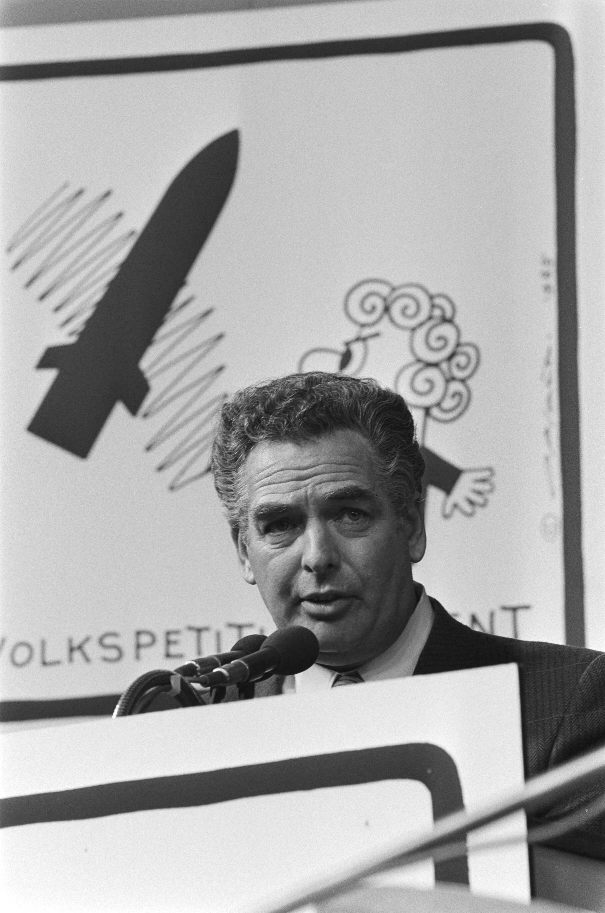 Fotocollectie Anefo — Slotmanifestatie volkspetitionnement in Den Haag ; Hans Pont (voorzitter FNV) spreekt — Foto: Croes, Rob C. / Anefo. Licentie: Set B: Rechtenvrij / Publiek Domein. Bron: Nationaal Archief. http://hdl.handle.net/10648/ad4bfdec-d0b4-102d-bcf8-003048976d84