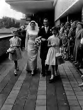 Fotocollectie Anefo — Huwelijk van de particulier secretaresse van prinses Beatrix, mej. mr. M. Meurs met mr. N. Scholtens in Hilversum — Foto: Pot, Harry / Anefo. Licentie: Set B: Rechtenvrij / Publiek Domein. Bron: Nationaal Archief. http://hdl.handle.net/10648/a97fcc7a-d0b4-102d-bcf8-003048976d84