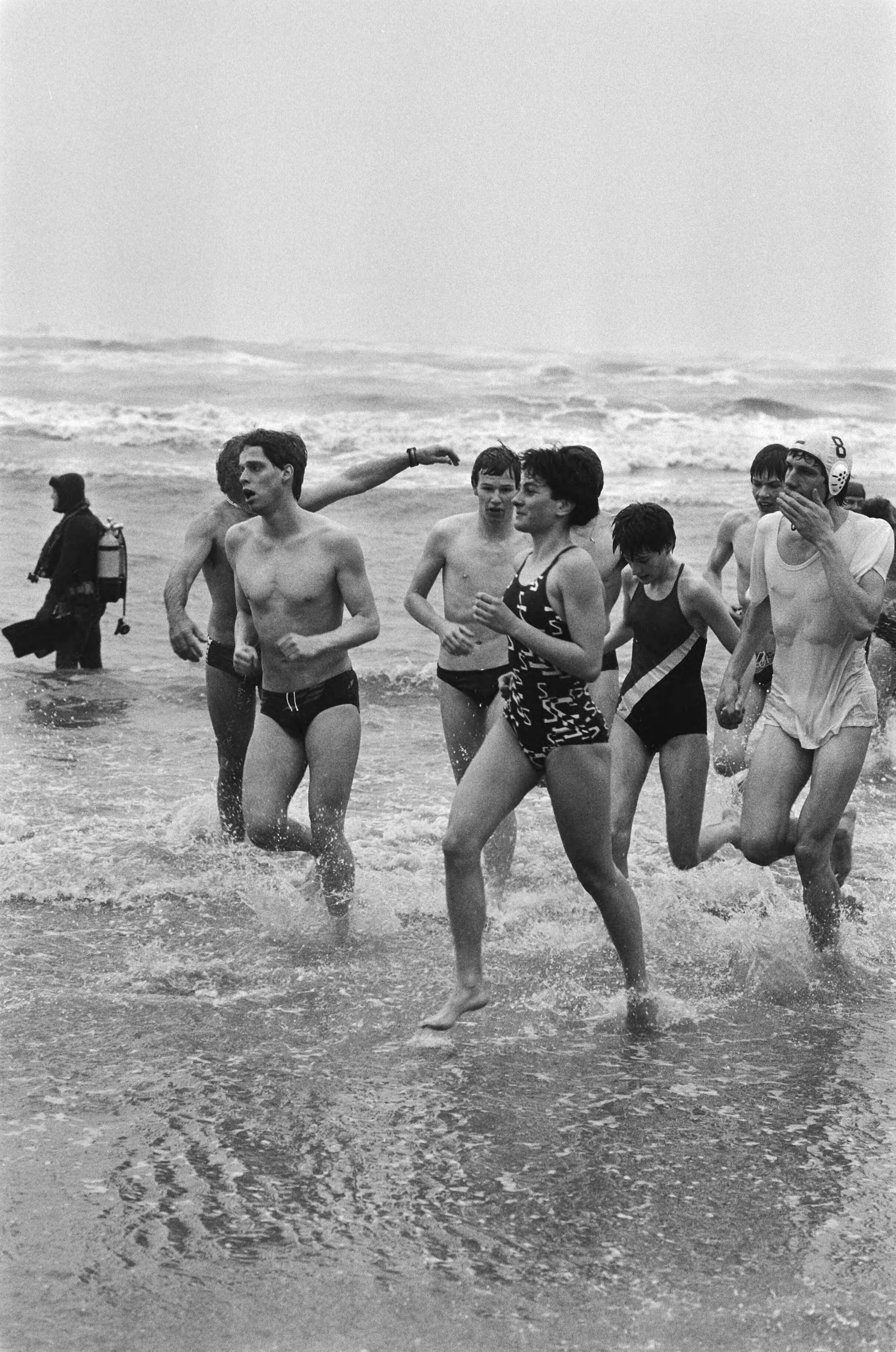 Fotocollectie Anefo — Nieuwjaarsduik een frisse duik in zee bij Zandvoort op nieuwjaarsdag — Foto: Croes, Rob C. / Anefo. Licentie: Set B: Rechtenvrij / Publiek Domein. Bron: Nationaal Archief. http://hdl.handle.net/10648/ad414ec4-d0b4-102d-bcf8-003048976d84