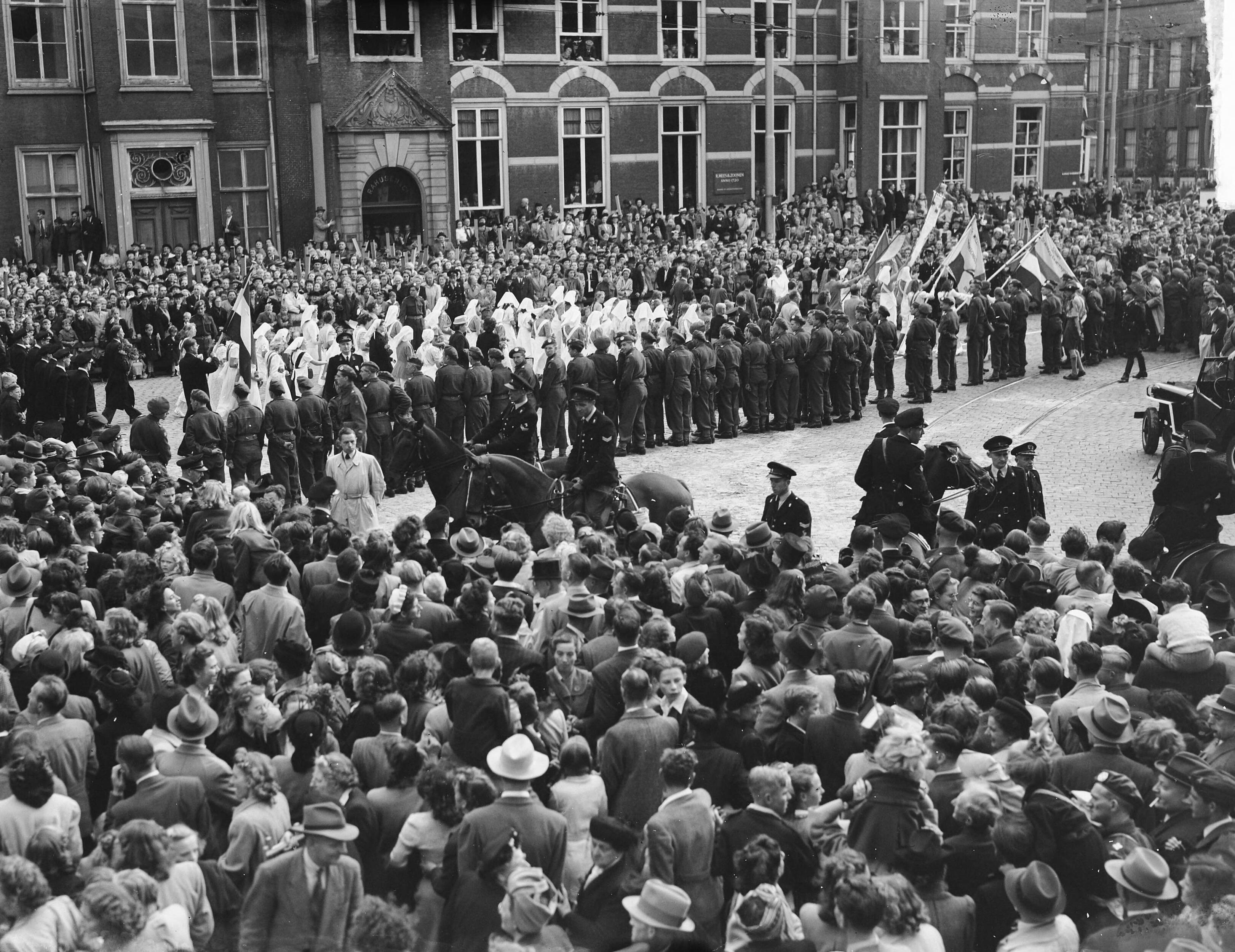 Intocht van koningin Juliana in Den Haag (1948) — Intocht Koningin Juliana in Den Haag. Overizcht Defile verpleegsters — Foto: Merk, Ben / Anefo. Licentie: Set B: Rechtenvrij / Publiek Domein. Bron: Nationaal Archief. http://hdl.handle.net/10648/a8bd3142-d0b4-102d-bcf8-003048976d84