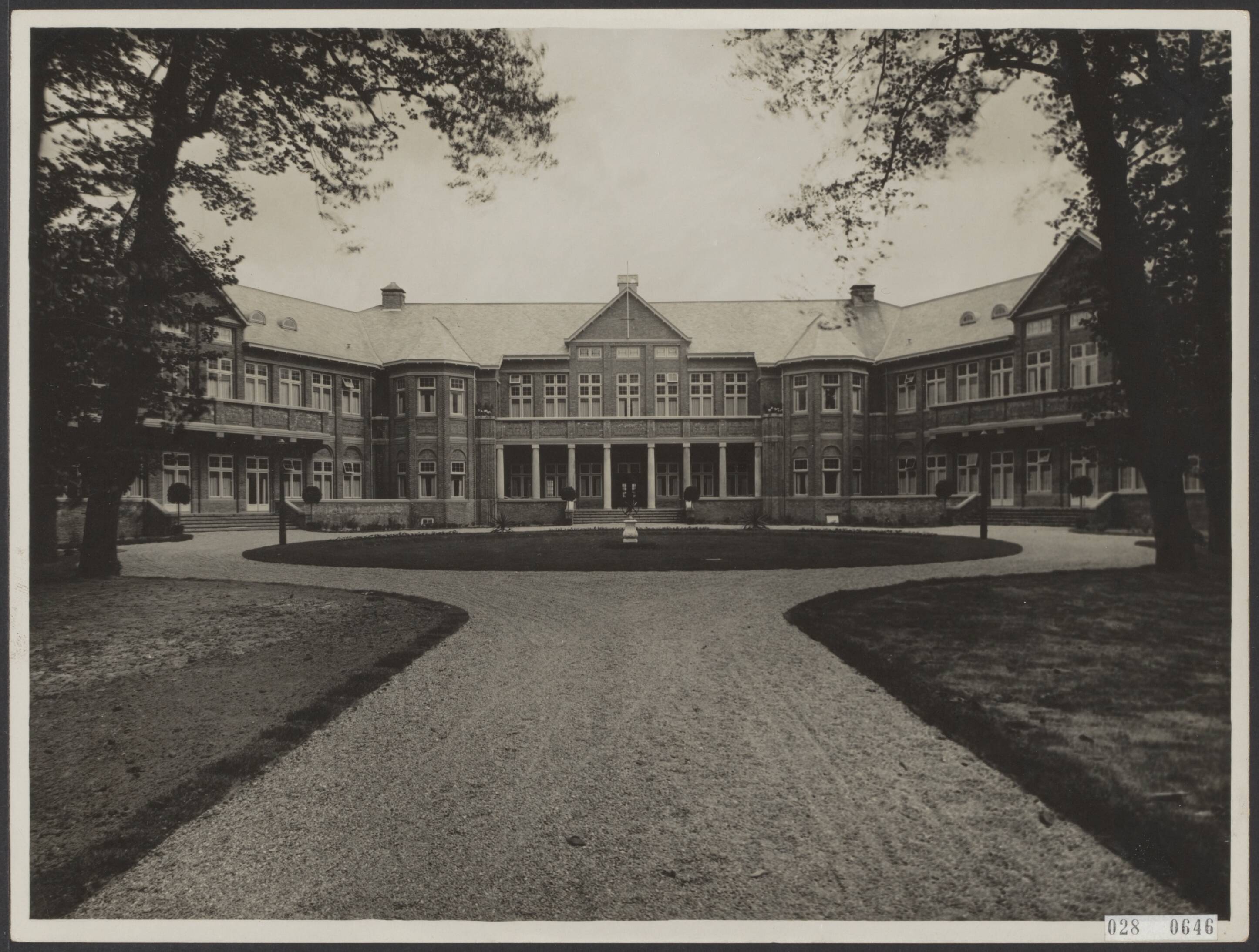 Fotocollectie Elsevier Binnenland — Het nieuwe ingerichte Doopsgezind tehuis voor ouden van dagen "Spaar en Hout" hetwelk officieel op 20 mei 1930 geopend wordt — Foto: N.V. Polygoon. Licentie: Set B: Rechtenvrij / Publiek Domein. Bron: Nationaal Archief. http://hdl.handle.net/10648/adde69d4-d0b4-102d-bcf8-003048976d84