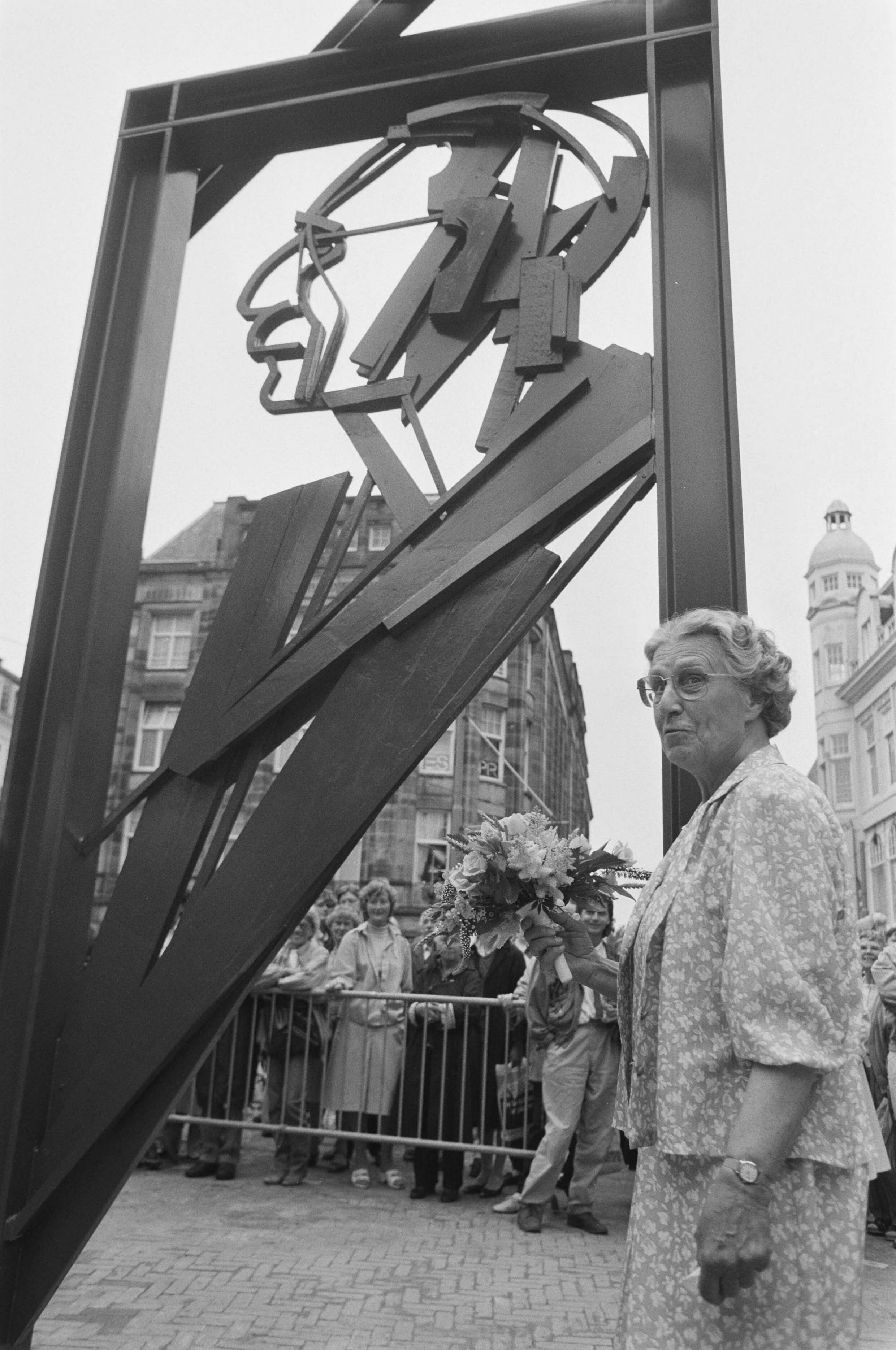 Fotocollectie Anefo — Onthulling in Den Haag van het monument voor Willem Drees door mevrouw C. Bouma-Drees — Foto: Croes, Rob C. / Anefo. Licentie: Set B: Rechtenvrij / Publiek Domein. Bron: Nationaal Archief. http://hdl.handle.net/10648/ad6bc488-d0b4-102d-bcf8-003048976d84