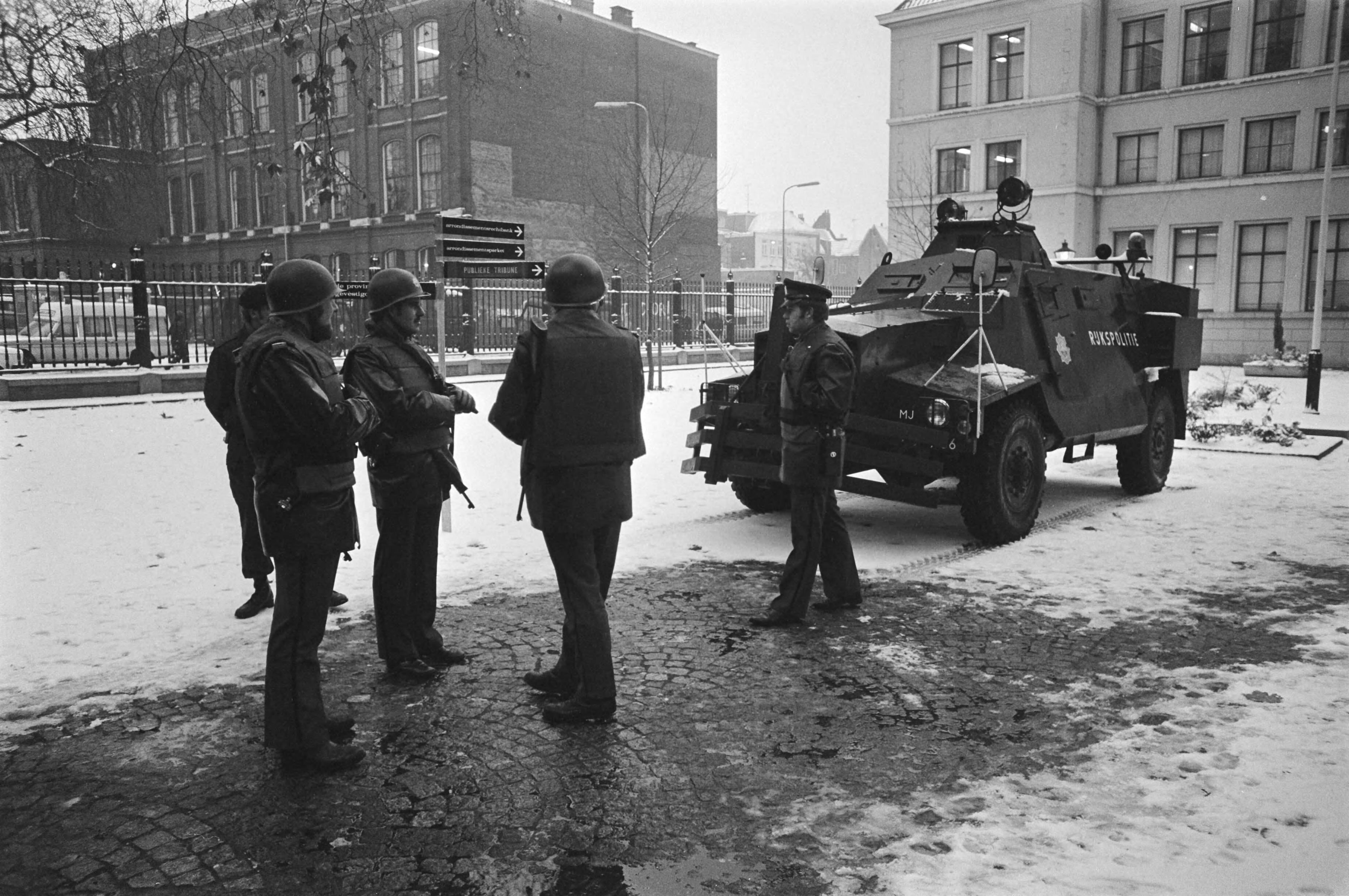 Fotocollectie Anefo — Proces RAF-lid Folkerts in Utrecht; politiebewaking — Foto: Peters, Hans / Anefo. Licentie: Set B: Rechtenvrij / Publiek Domein. Bron: Nationaal Archief. http://hdl.handle.net/10648/aca7d14a-d0b4-102d-bcf8-003048976d84