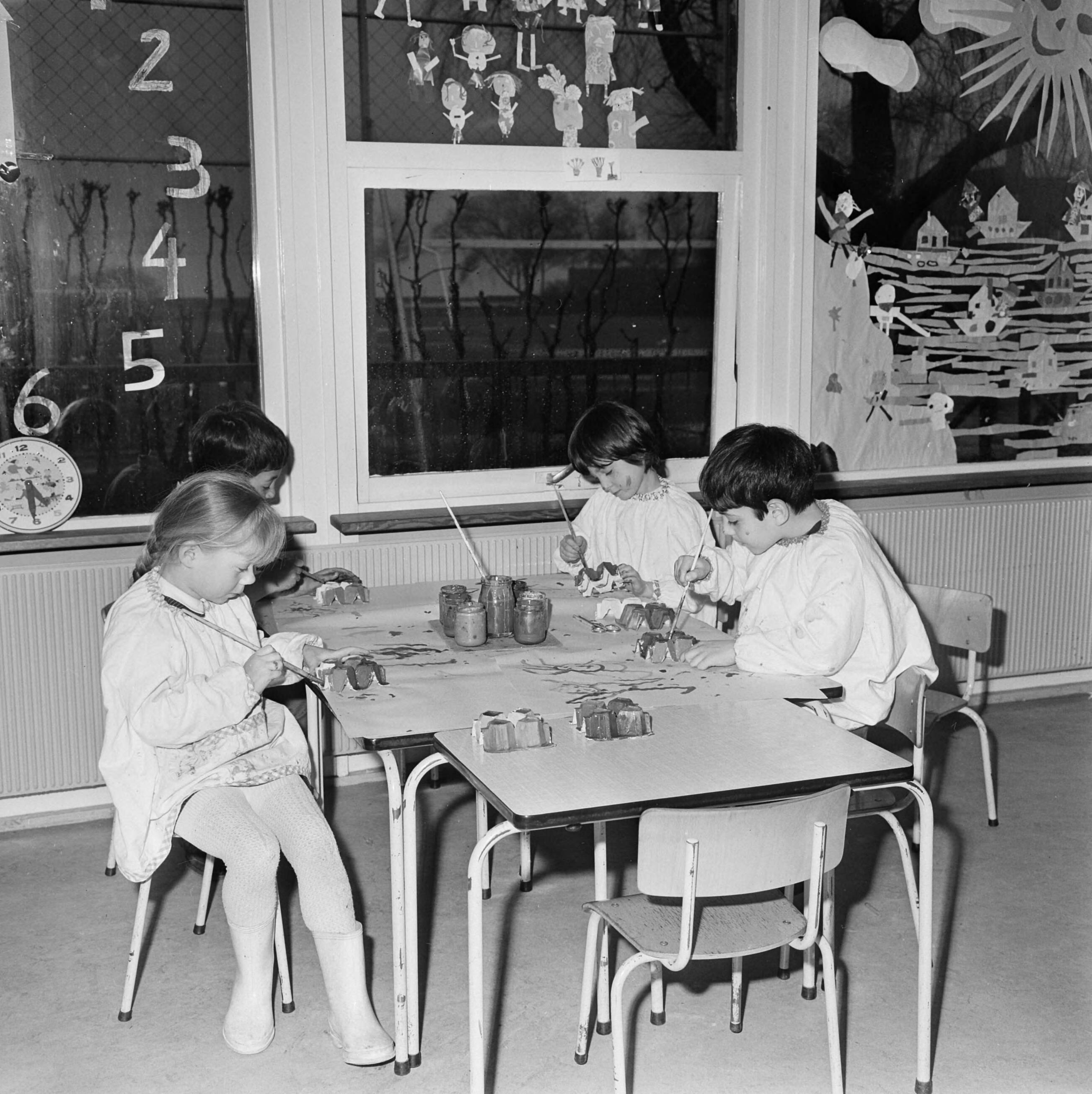 Fotocollectie Anefo — Opdracht Elsevier: kinderen in de crèche bij Verkade (Zaandam) — Foto: Mieremet, Rob / Anefo. Licentie: Set B: Rechtenvrij / Publiek Domein. Bron: Nationaal Archief. http://hdl.handle.net/10648/ab6231f4-d0b4-102d-bcf8-003048976d84