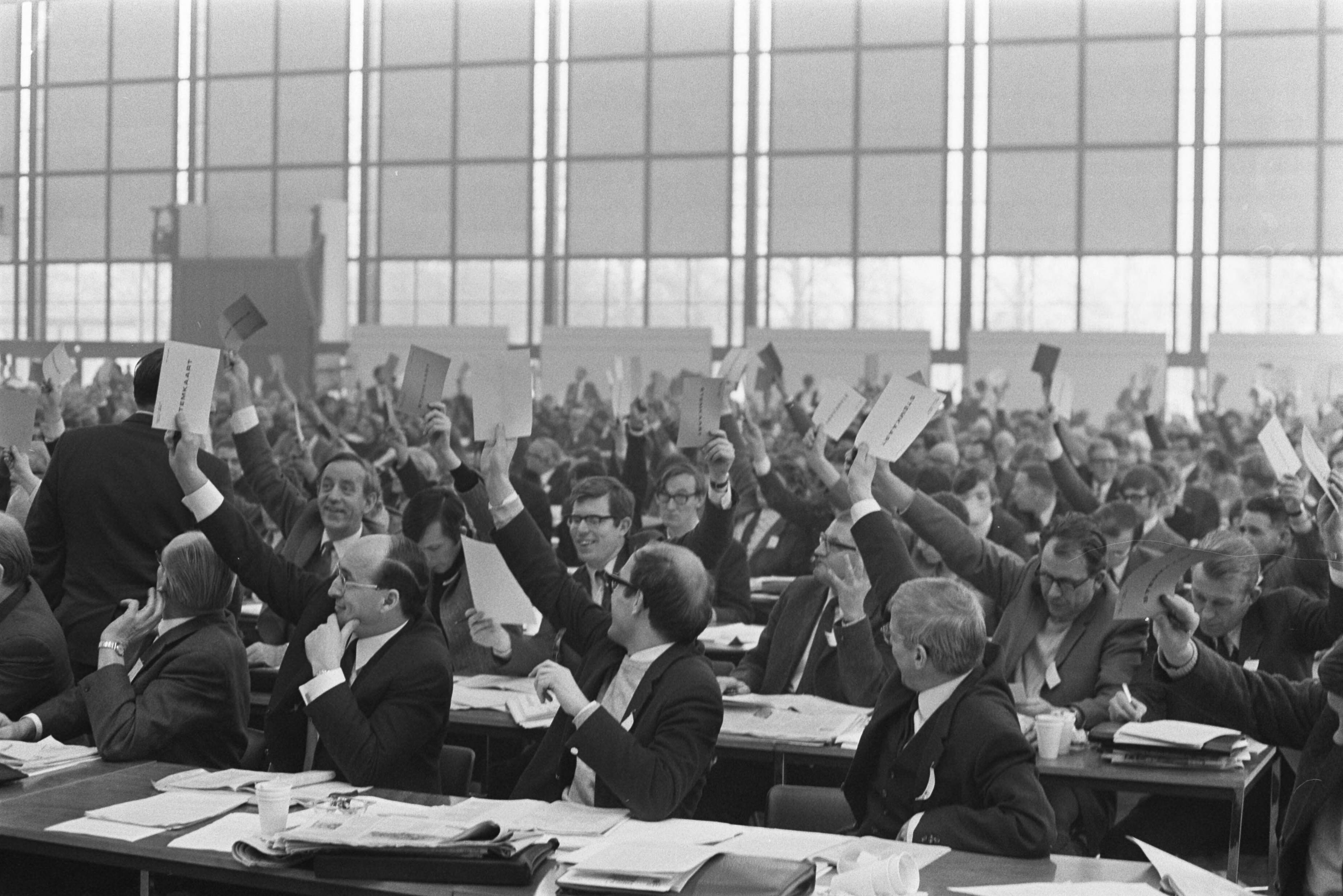 Fotocollectie Anefo — PVDA-congres tweede dag te Groningen. Een van de vele stemmingen — Foto: Evers, Joost / Anefo. Licentie: Set B: Rechtenvrij / Publiek Domein. Bron: Nationaal Archief. http://hdl.handle.net/10648/ab898e52-d0b4-102d-bcf8-003048976d84