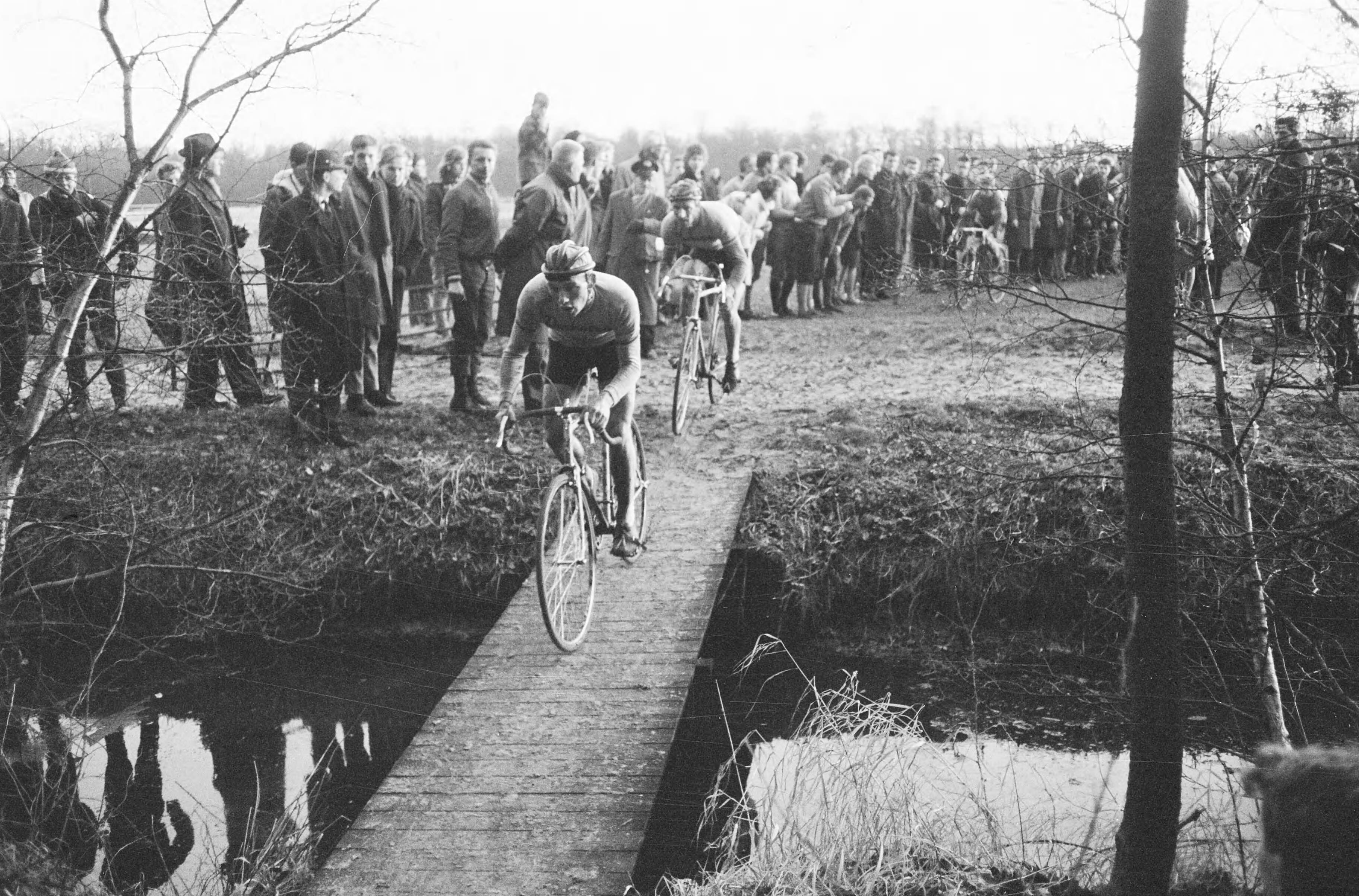 Fotocollectie Anefo — Cycle-cross Katerkoers in sportpark Duinhorst te Wassenaar. De latere winnaar Jan van Dijk uit Lisse aan kop, achter hem Manus Brinkman uit Rotterdam (2e) — Foto: Pot, Harry / Anefo. Licentie: Set B: Rechtenvrij / Publiek Domein. Bron: Nationaal Archief. http://hdl.handle.net/10648/a9f2a254-d0b4-102d-bcf8-003048976d84