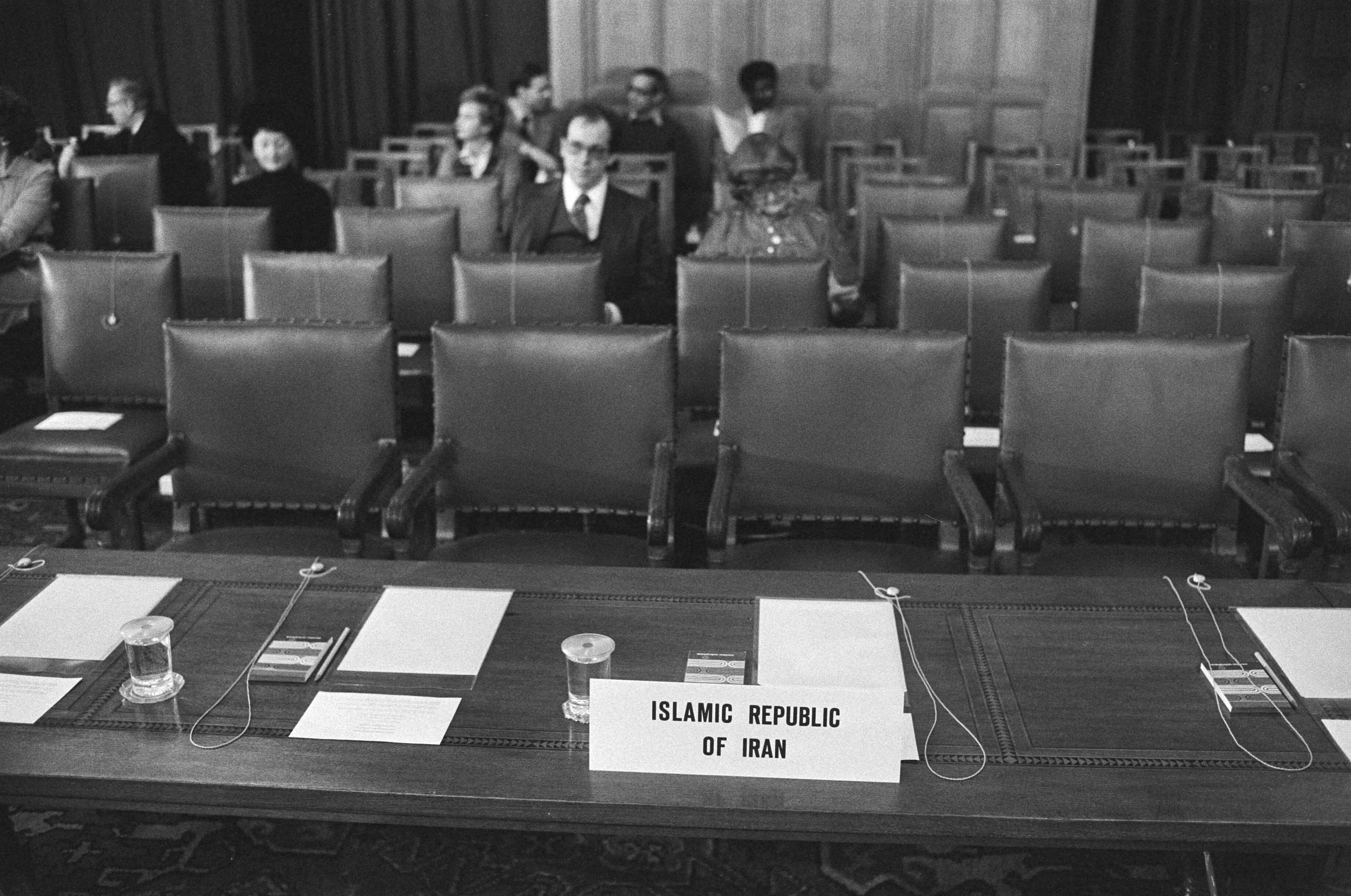 Fotocollectie Anefo — Hoorzitting in Vredespaleis in Den Haag door Internatio Gerechtshof van de rechtz. VS Iran , betref. gijzelingsa in Teheran; lege banken van Iran / — Foto: Suyk, Koen / Anefo. Licentie: Set B: Rechtenvrij / Publiek Domein. Bron: Nationaal Archief. http://hdl.handle.net/10648/acdc6824-d0b4-102d-bcf8-003048976d84