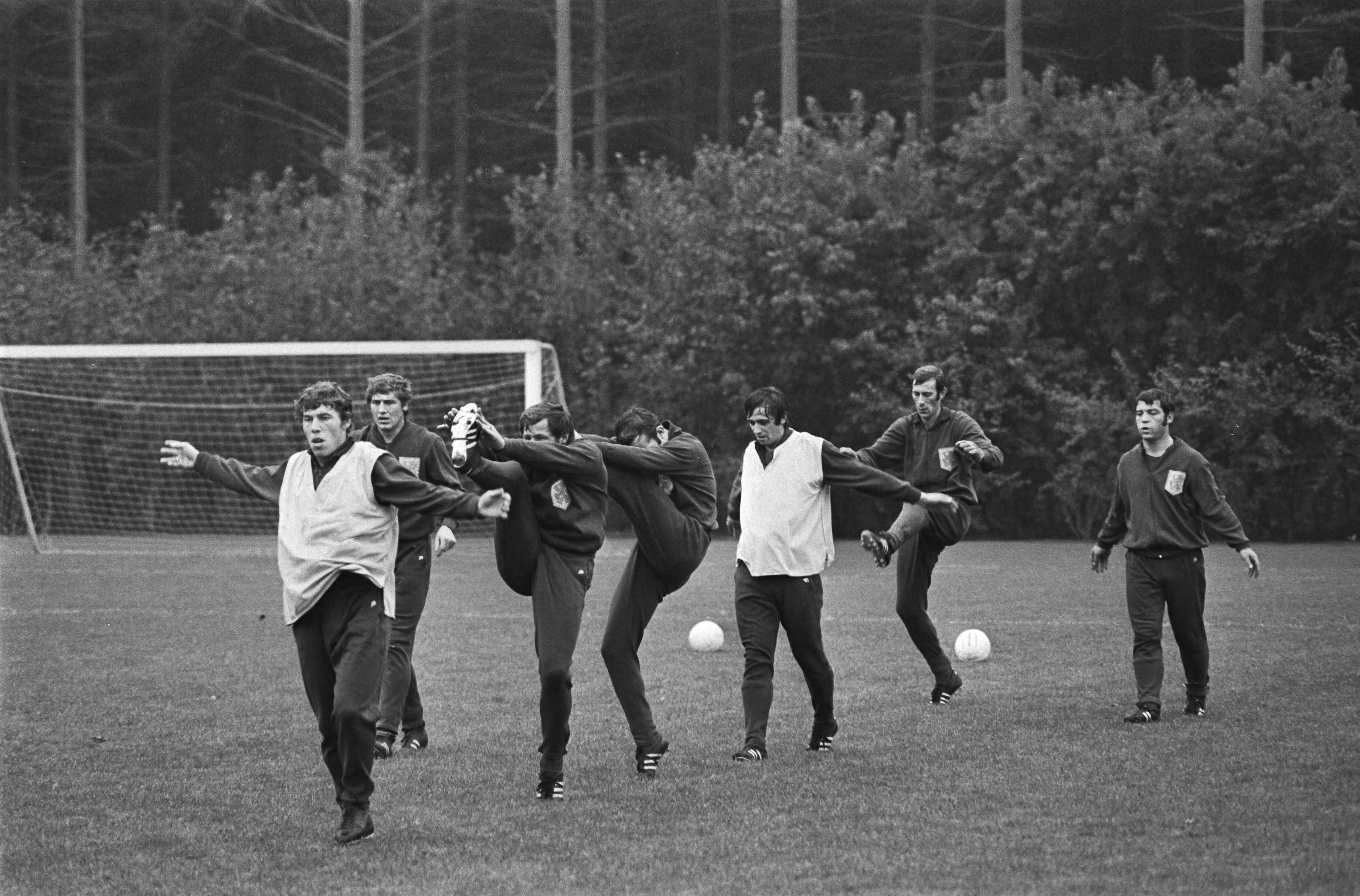 Fotocollectie Anefo — Selectie voor Nederlands elftal traint in KNVB-centrum, Zeist voor wedstrijd tegen Joegoslavie; training — Foto: Mieremet, Rob / Anefo. Licentie: Set B: Rechtenvrij / Publiek Domein. Bron: Nationaal Archief. http://hdl.handle.net/10648/aba5b654-d0b4-102d-bcf8-003048976d84