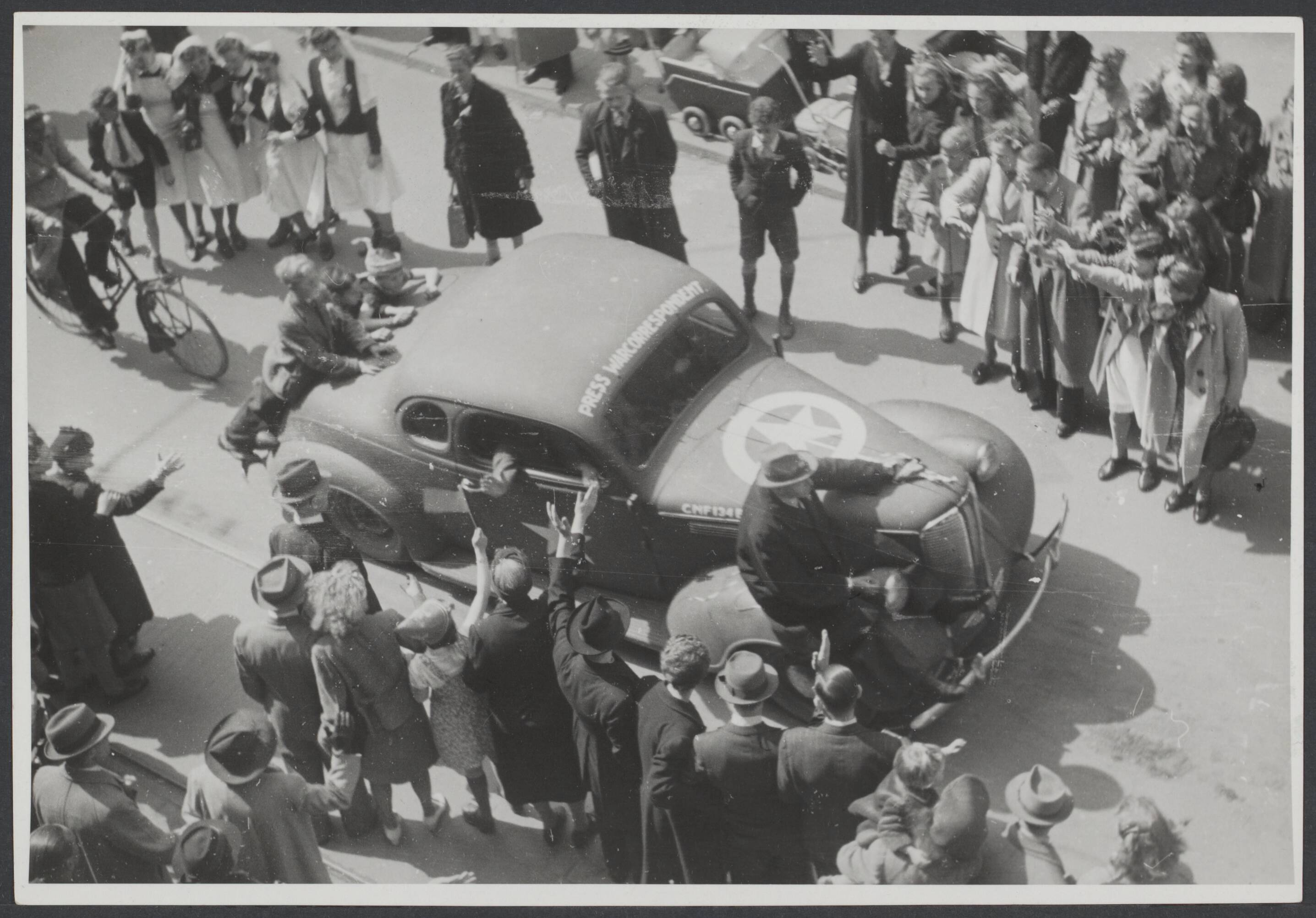 Bevrijding 's Gravenhage (Den Haag) — Intocht Canadezen Den Haag [de auto heeft op het dak het opschrift "Press Warcorrespondent" — Foto: Wal, J.Th. A. van der / Spaarnestad. Licentie: Set B: Rechtenvrij / Publiek Domein. Bron: Nationaal Archief. http://hdl.handle.net/10648/ffdb53f6-701a-29c9-d39a-28c412e813cb