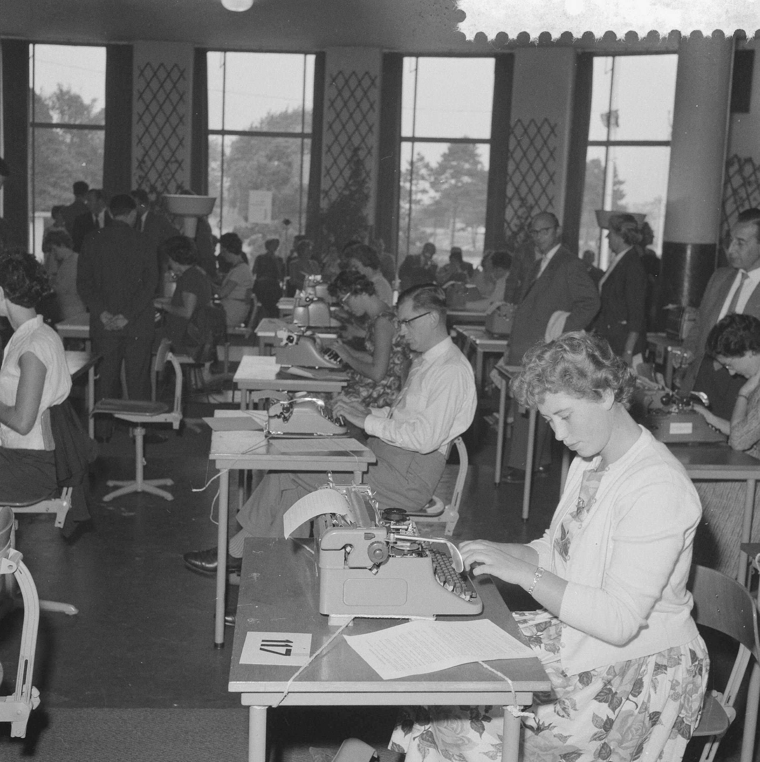 Fotocollectie Anefo — Nationale kampioenschap machineschrijven in de Houtrusthallen te Den Haag — Foto: Behrens, Herbert F. / Anefo. Licentie: Set B: Rechtenvrij / Publiek Domein. Bron: Nationaal Archief. http://hdl.handle.net/10648/a99ea5a0-d0b4-102d-bcf8-003048976d84