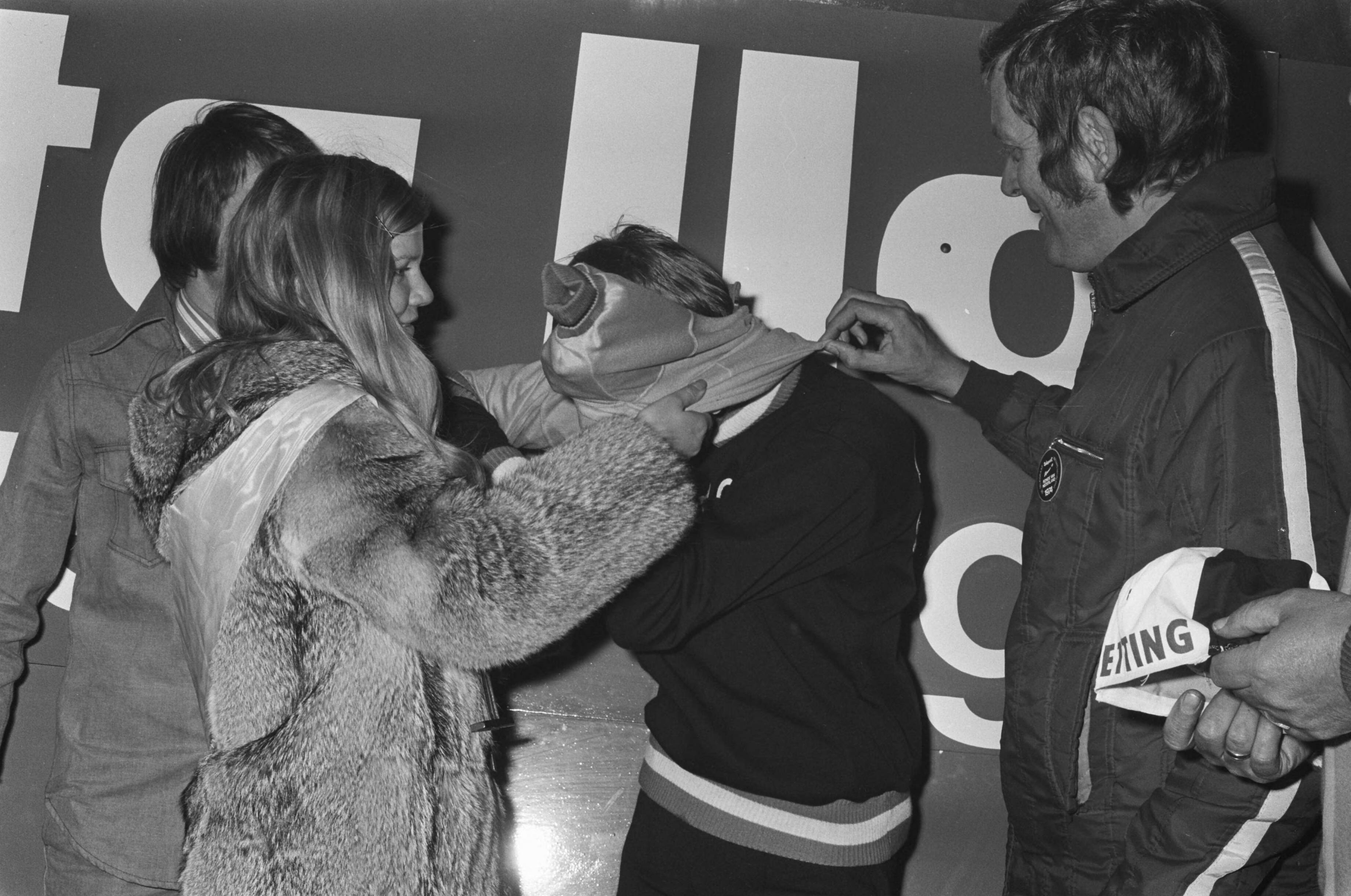 Fotocollectie Anefo — Proloog Olympias toer in Den Haag ; Snoeijink krijgt oranje trui — Foto: Verhoeff, Bert / Anefo. Licentie: Set B: Rechtenvrij / Publiek Domein. Bron: Nationaal Archief. http://hdl.handle.net/10648/ac492384-d0b4-102d-bcf8-003048976d84