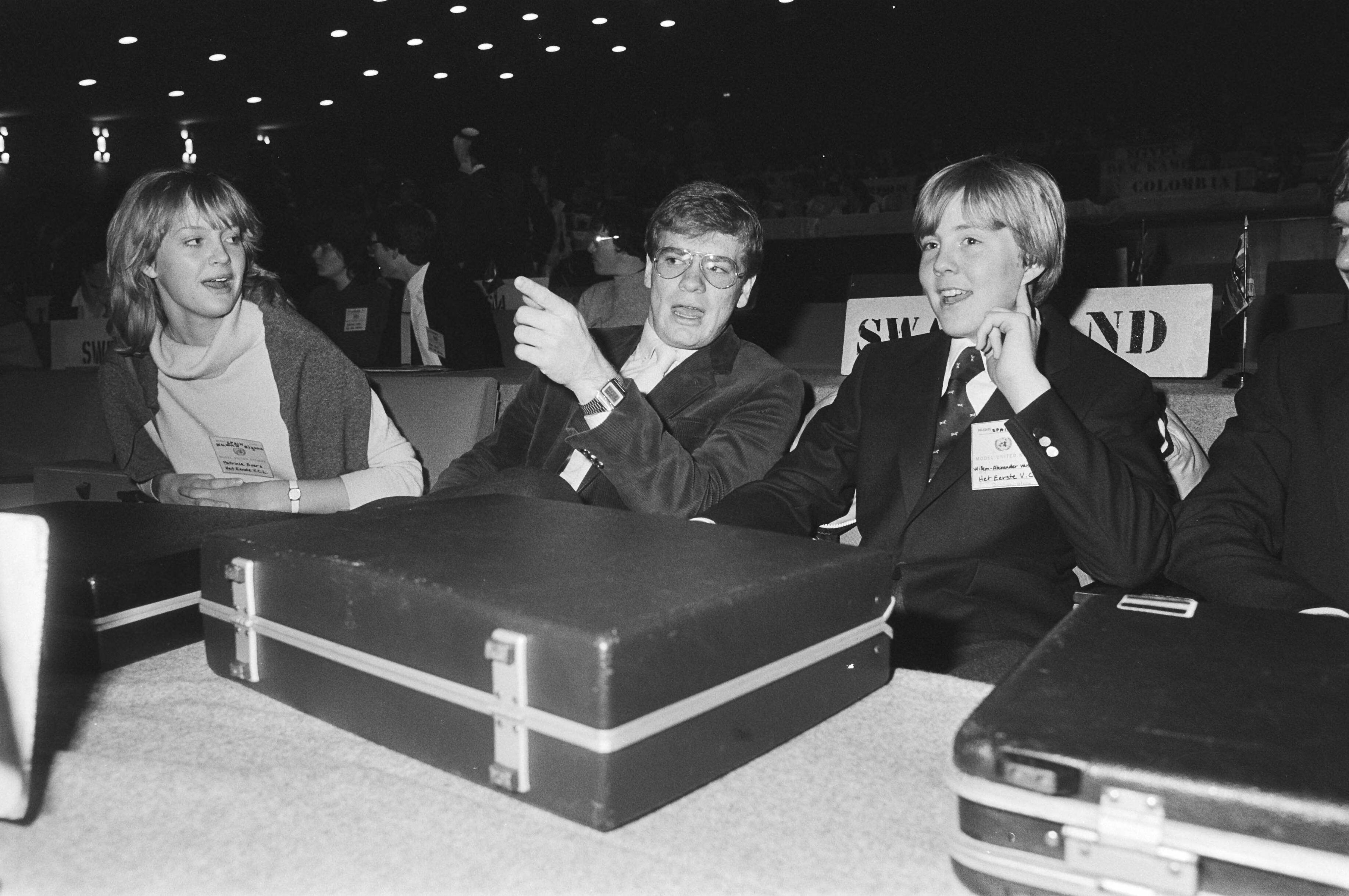 Koningin Beatrix opent het Verenigde Naties Jeugdcongres in Den Haag — Prins Willem Alexander als delegatielid met medescholieren — Foto: Bogaerts, Rob / Anefo. Licentie: Set B: Rechtenvrij / Publiek Domein. Bron: Nationaal Archief. http://hdl.handle.net/10648/ad24d366-d0b4-102d-bcf8-003048976d84