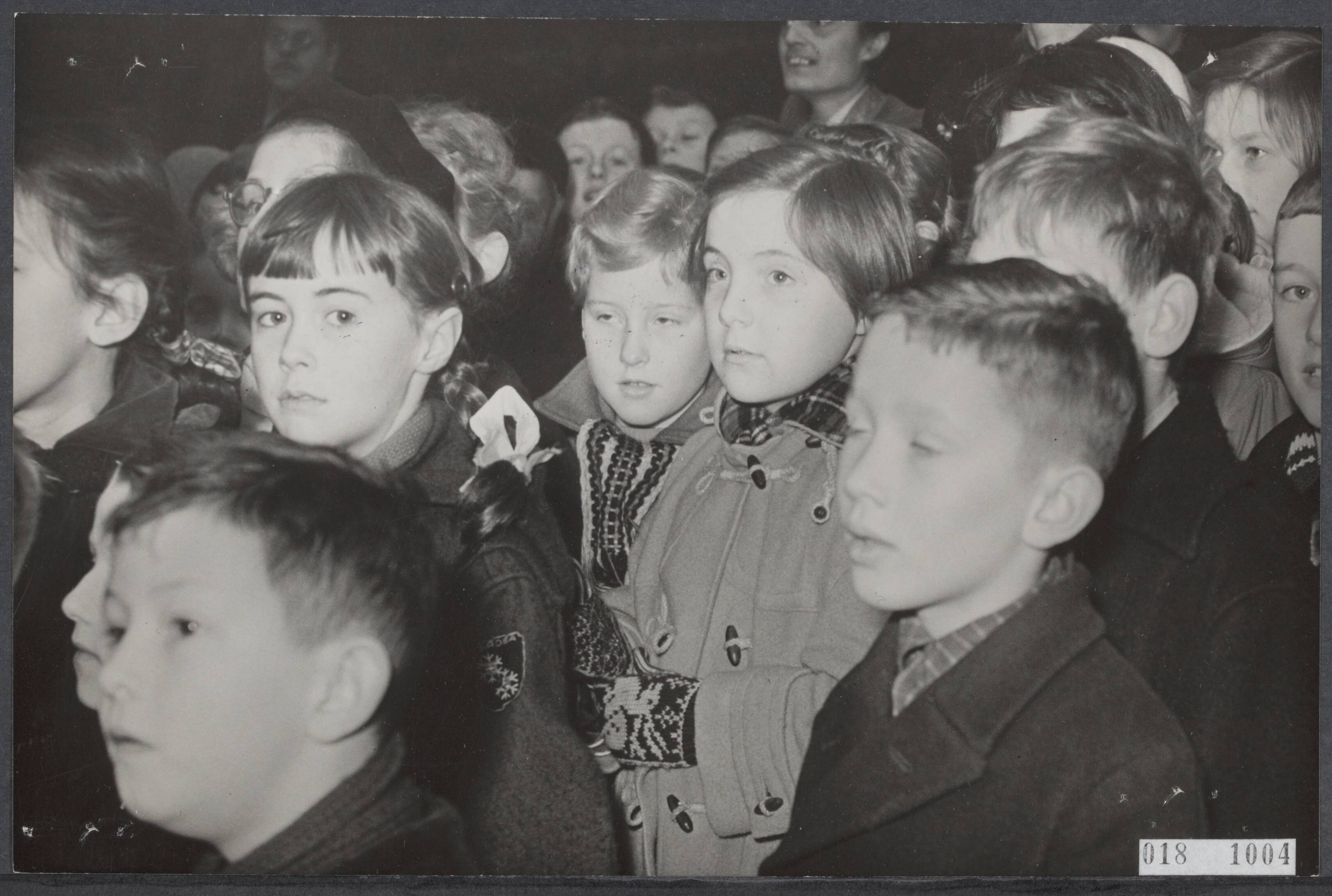 Fotocollectie Elsevier Binnenland — Prinses Margriet werd bij haar school door haar vrienden en vriendinnen opgewacht en toegezongen ter ere van haar 10e verjaardag — Foto: Fotograaf Onbekend / Anefo. Licentie: Set B: Rechtenvrij / Publiek Domein. Bron: Nationaal Archief. http://hdl.handle.net/10648/adc3feaa-d0b4-102d-bcf8-003048976d84