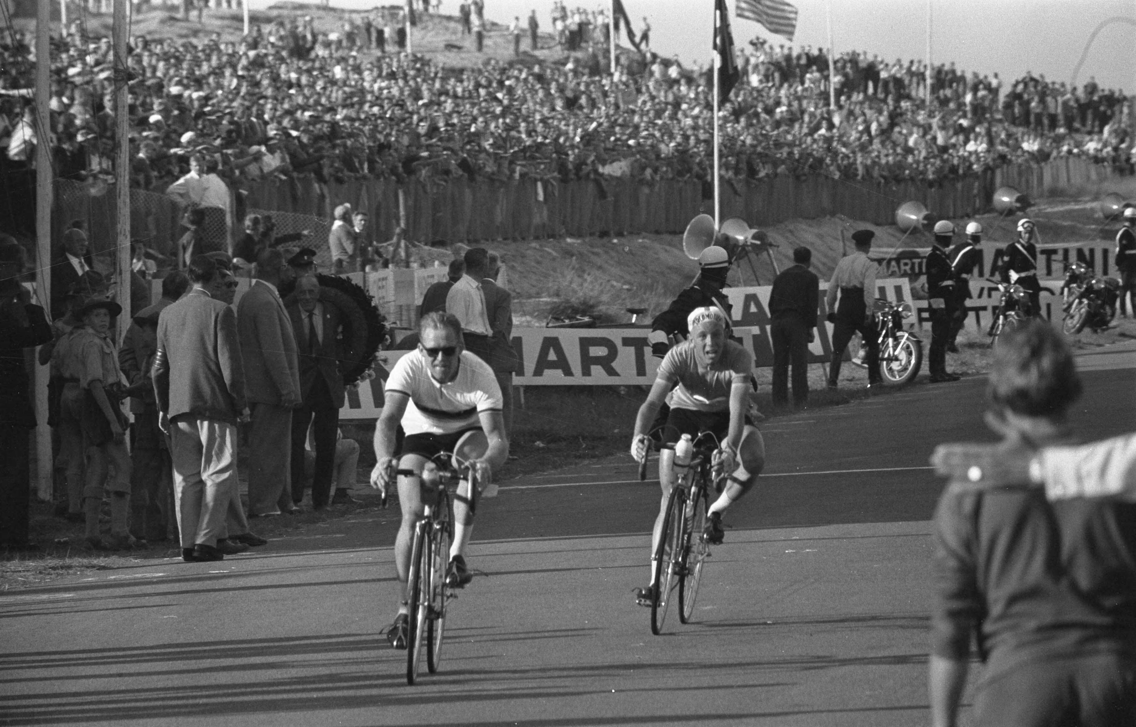 Fotocollectie Anefo — Wereldkampioenschappen wielrennen amateurs op de weg te Zandvoort, Gustav-Adolf Schur (DDR, links) finisht als eerste en Bas Maliepaard als tweede — Foto: Rossem, Wim van / Anefo. Licentie: Set B: Rechtenvrij / Publiek Domein. Bron: Nationaal Archief. http://hdl.handle.net/10648/a99b289e-d0b4-102d-bcf8-003048976d84