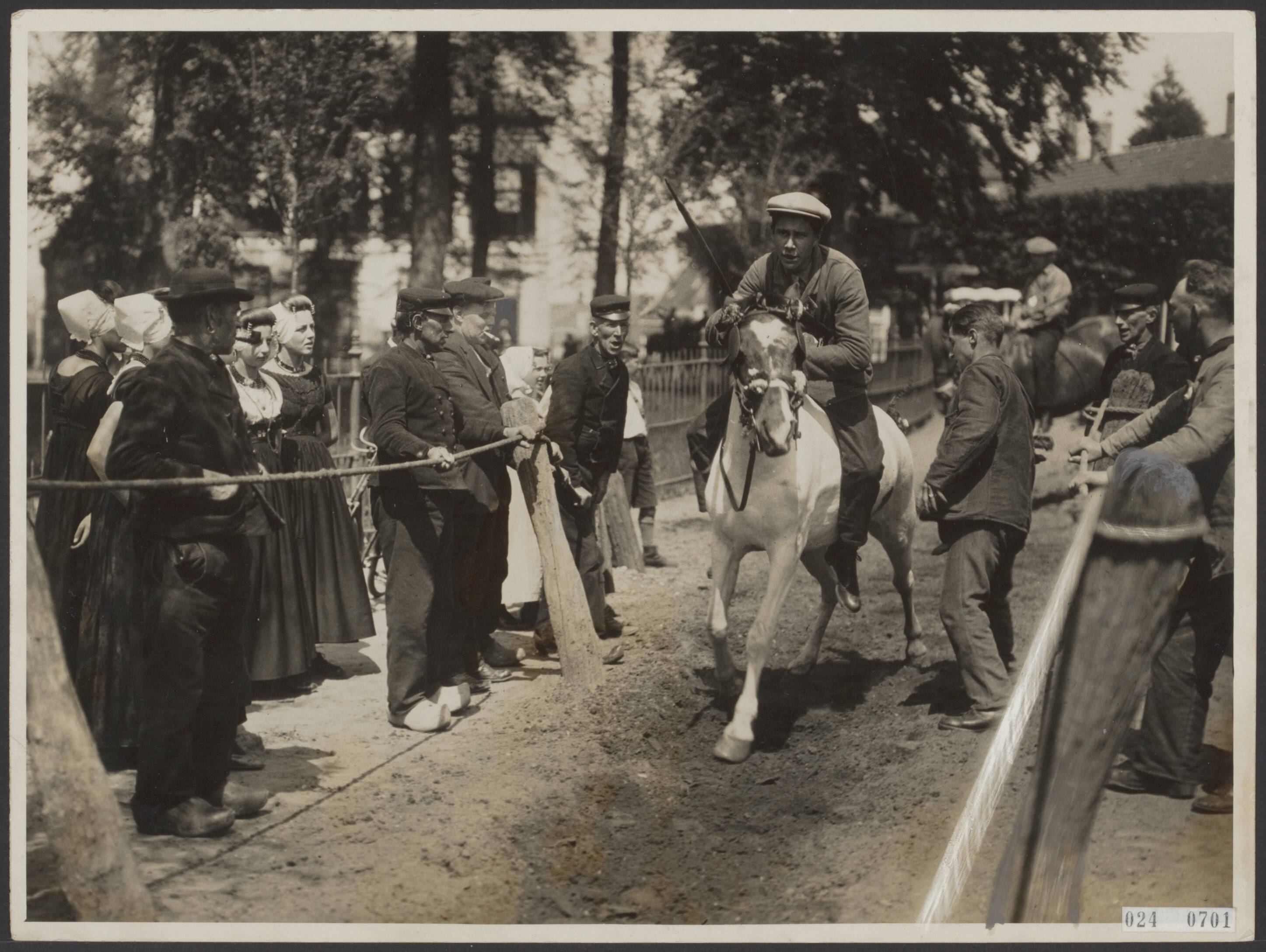 Fotocollectie Elsevier Binnenland — Pinkster "Drie" in Zeeland. Ringrijderij te Koudekerke — Foto: N.V. Polygoon. Licentie: Set B: Rechtenvrij / Publiek Domein. Bron: Nationaal Archief. http://hdl.handle.net/10648/add83834-d0b4-102d-bcf8-003048976d84