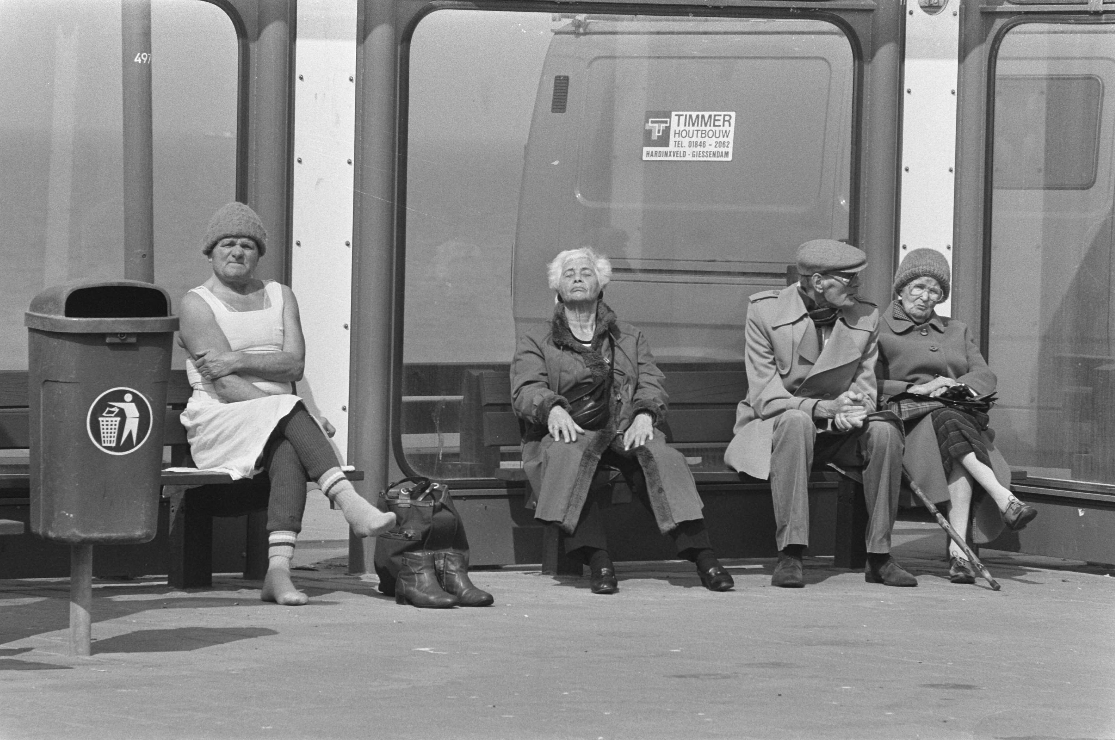 Fotocollectie Anefo — Eindelijk de lentezon; zonnende mensen op de boulevard van Scheveningen — Foto: Bogaerts, Rob / Anefo. Licentie: Set B: Rechtenvrij / Publiek Domein. Bron: Nationaal Archief. http://hdl.handle.net/10648/ad5ea122-d0b4-102d-bcf8-003048976d84