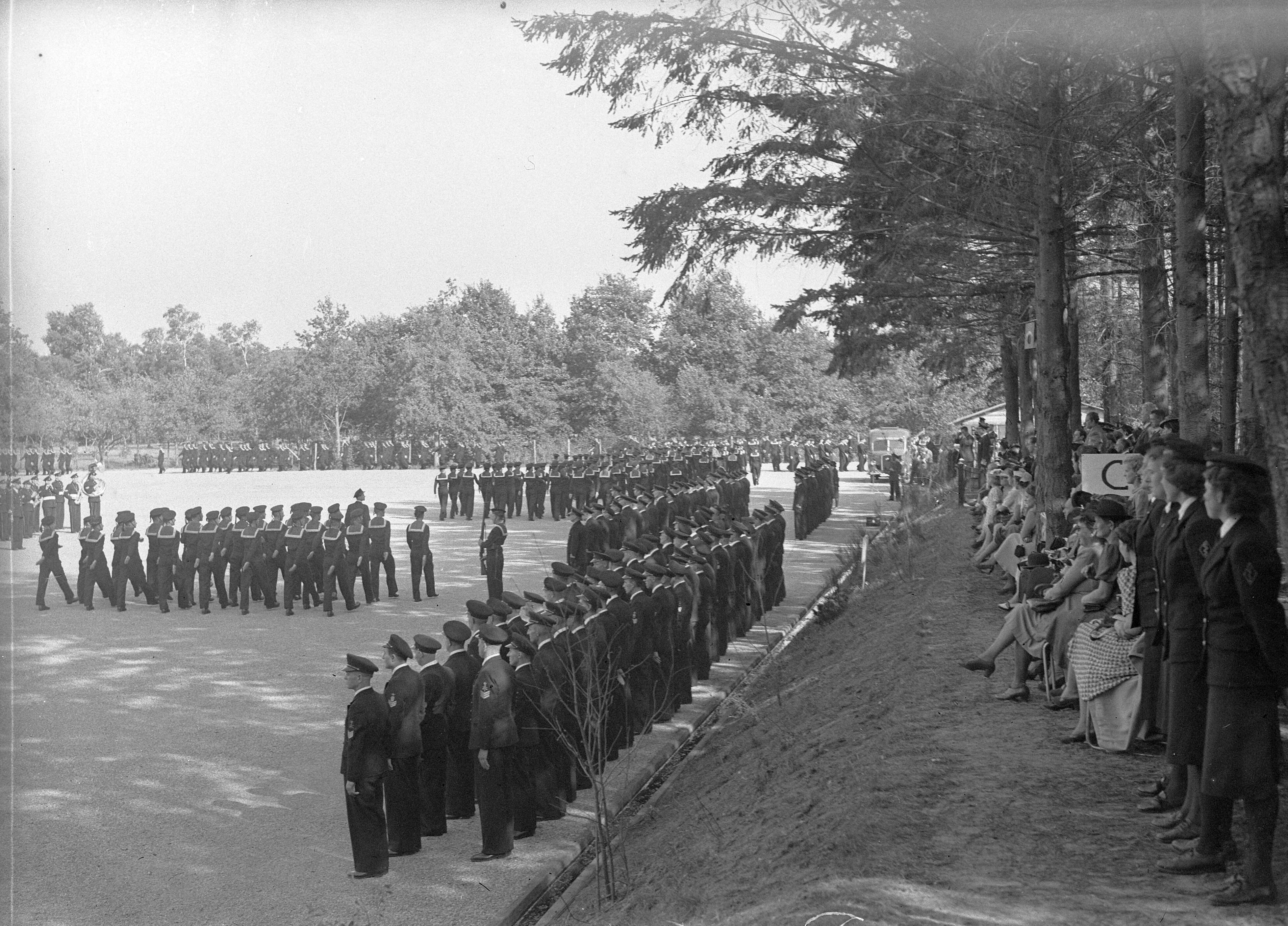 Fotocollectie Anefo — Beëdiging van 29 marine-officieren op het Marine Opleidingskamp te Hilversum. Defilé — Foto: Sagers, Harry / Anefo. Licentie: Set B: Rechtenvrij / Publiek Domein. Bron: Nationaal Archief. http://hdl.handle.net/10648/a8ac94d6-d0b4-102d-bcf8-003048976d84