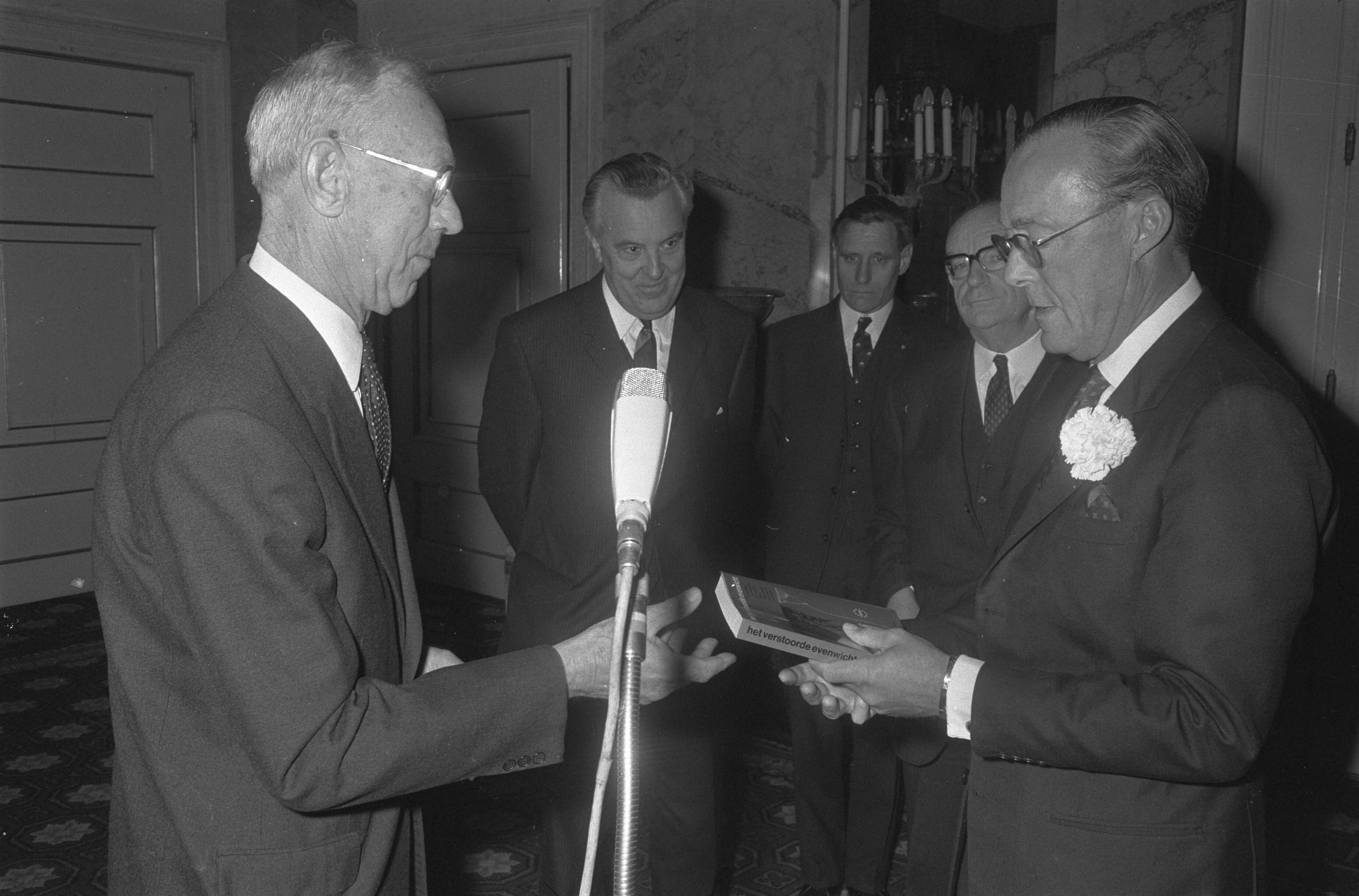 Prins Bernhard ontvangt een delegatie van hoogleraren van de Utrechtse Universiteit op paleis Soestdijk — Prof. dr. J. Lanjouw, hoogleraar bijzondere plantkunde en de leer van de verspreiding der planten, biedt de prins een boek aan — Foto: Fotograaf Onbekend / Anefo. Licentie: Set B: Rechtenvrij / Publiek Domein. Bron: Nationaal Archief. http://hdl.handle.net/10648/ab940468-d0b4-102d-bcf8-003048976d84